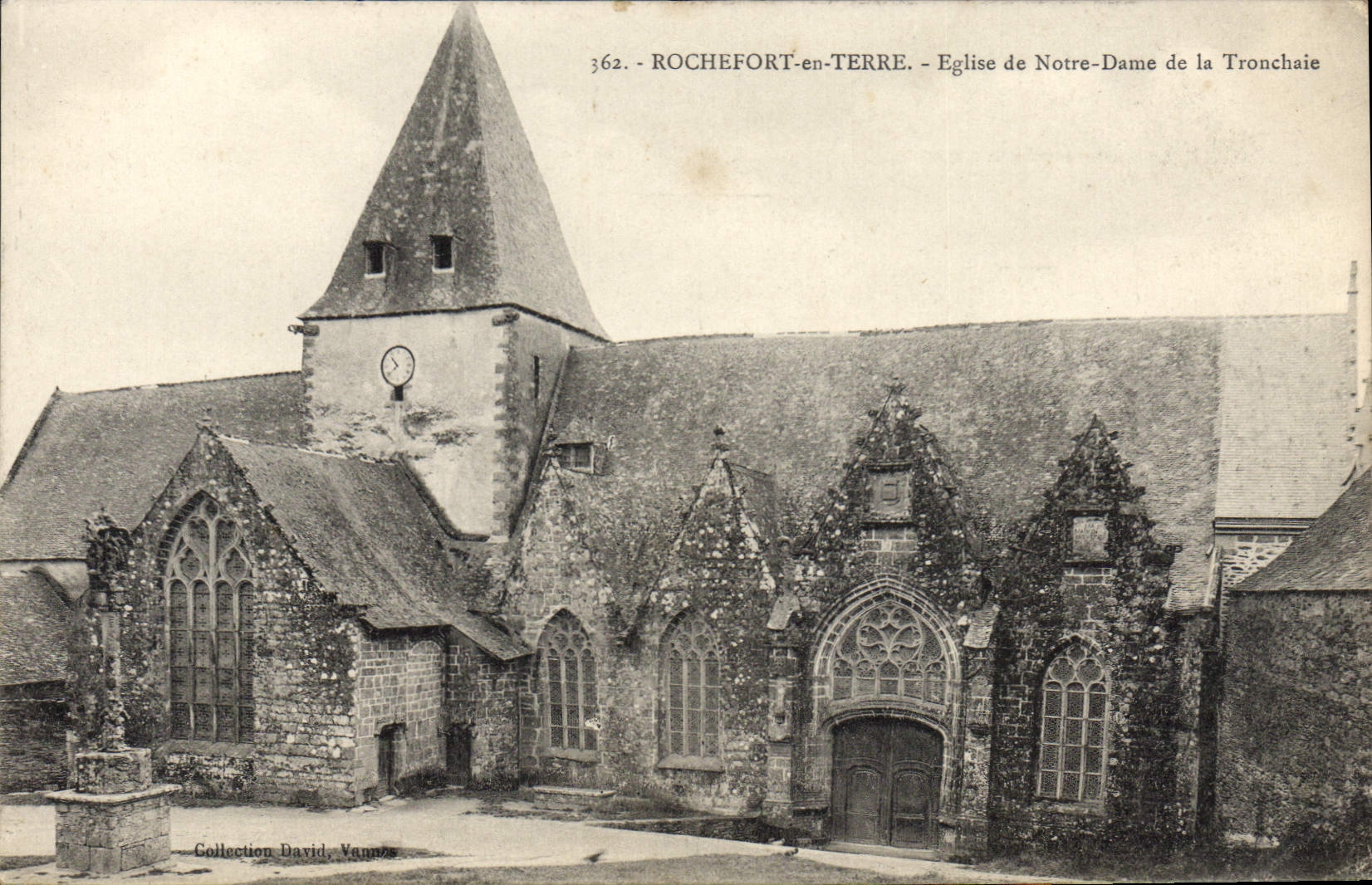 CPA Chateau Rochefort sur Terre Eglise de Notre Dame de la Tronchaie