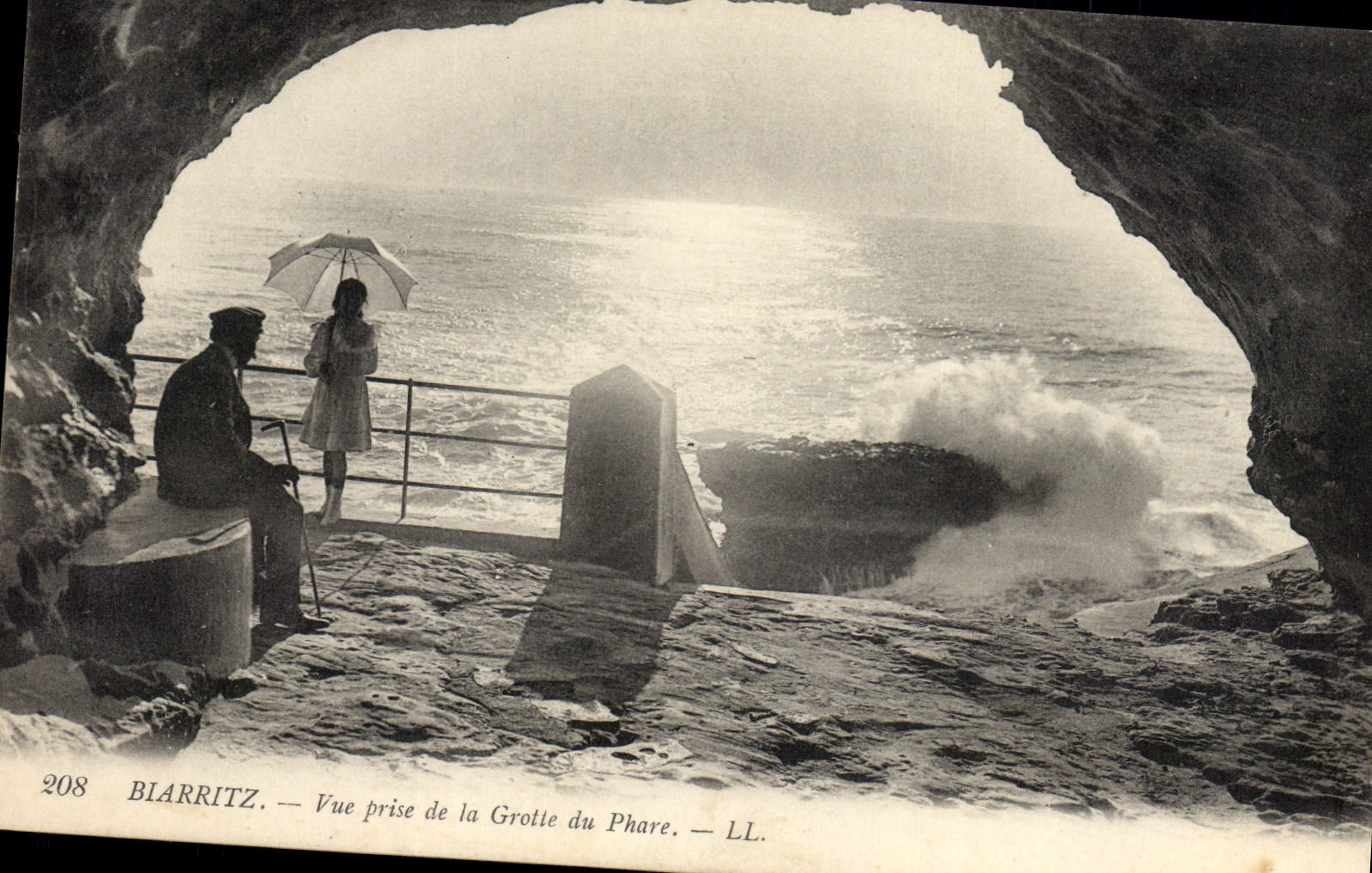 CPA Biarritz Vue prise de la Grotte du phare Grottes