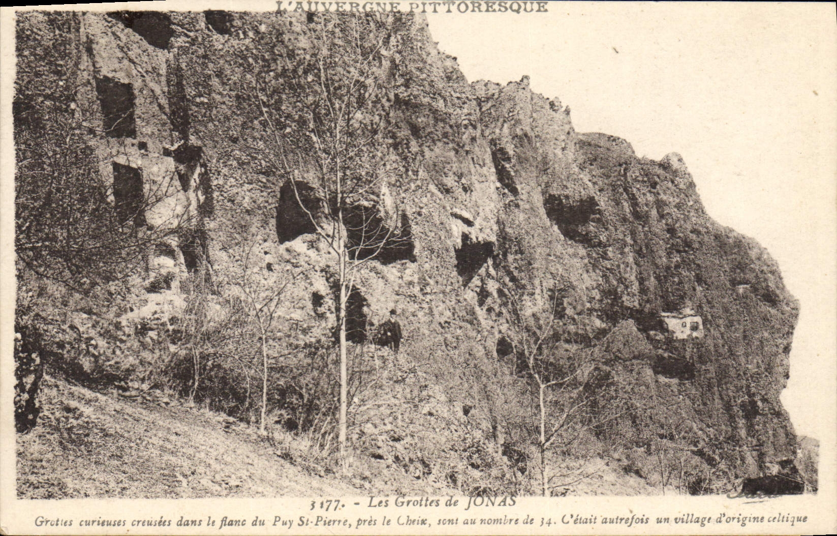 CPA Grotte Grottes de Jonas Creusees dans le flanc du Puy St Pierre pres le Cheix