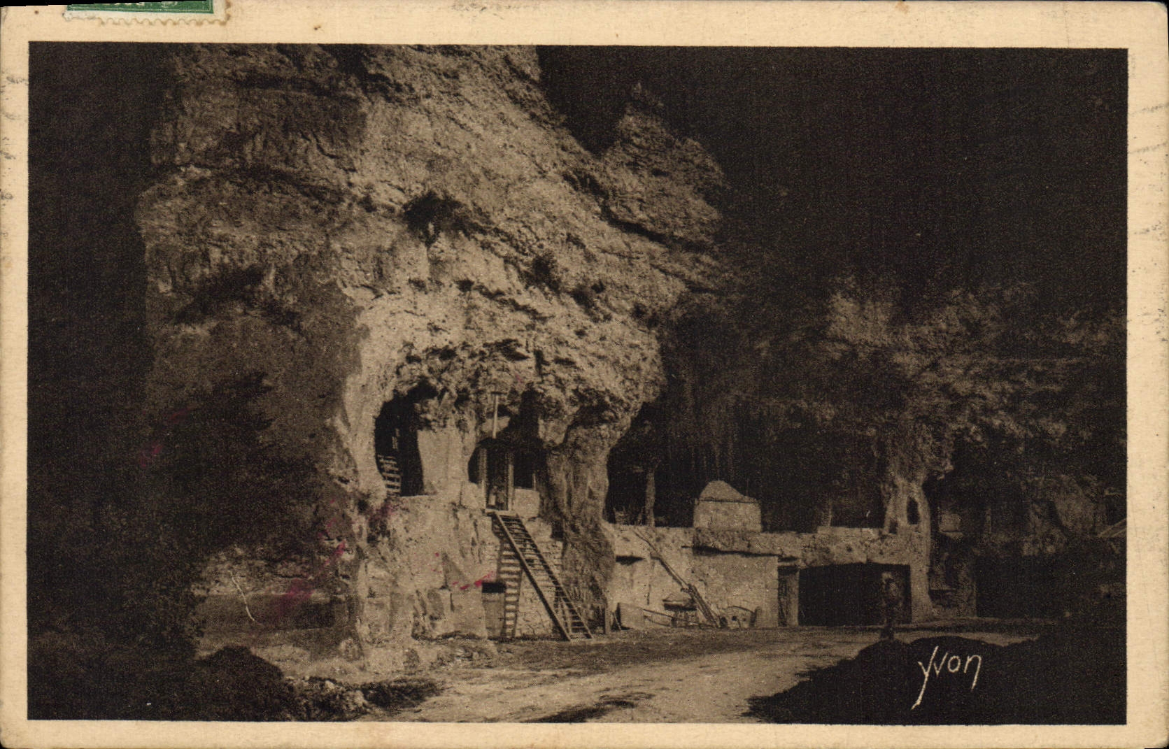 CPA Grotte Grottes Modernes troglodytes sur les bords de la Loire