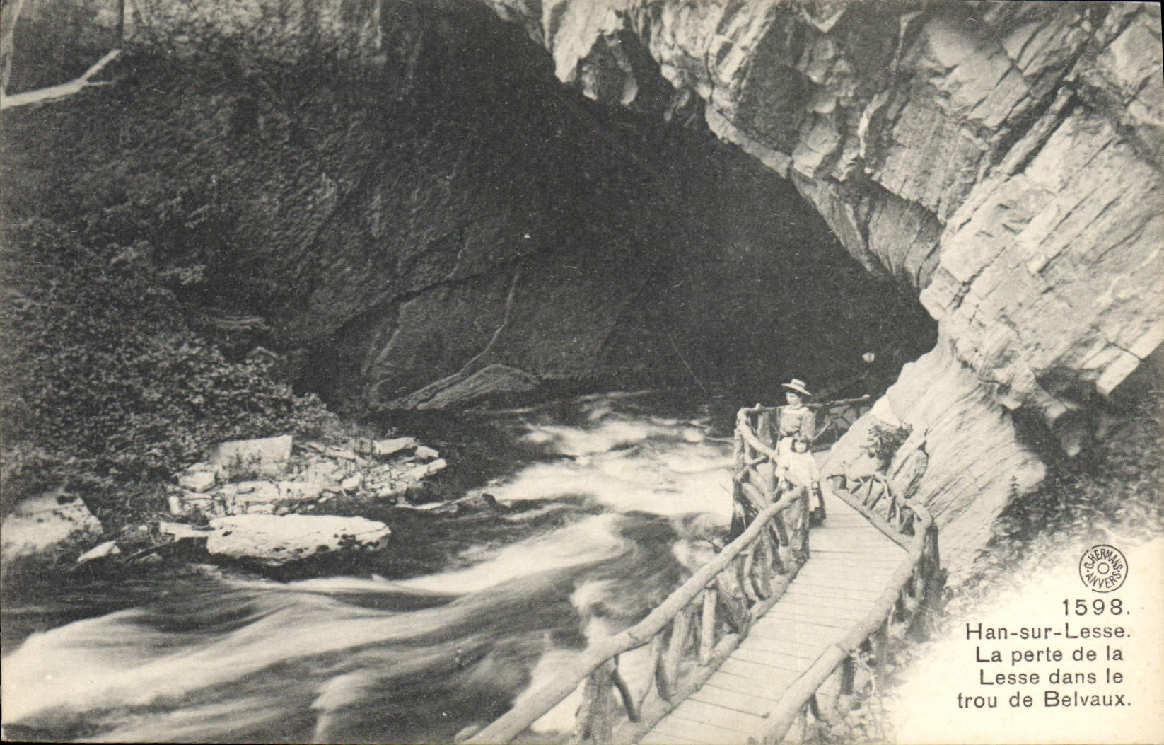 CPA Grotte Grottes Han sur Lesse La perte de la Lesse dans le trou de Belvaux