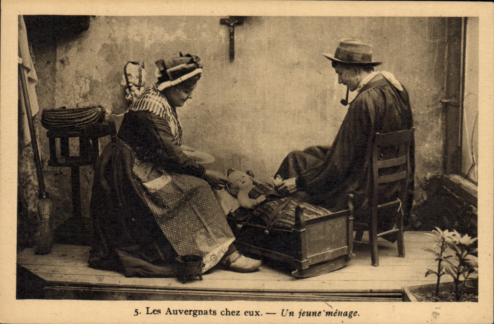 CPA Folklore Les Auvergnats chez eux Un jeune menage Poupee 
