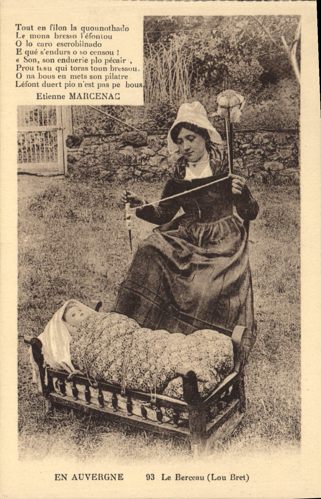 CPA Folklore En Auvergne Le Berceau Poupee 