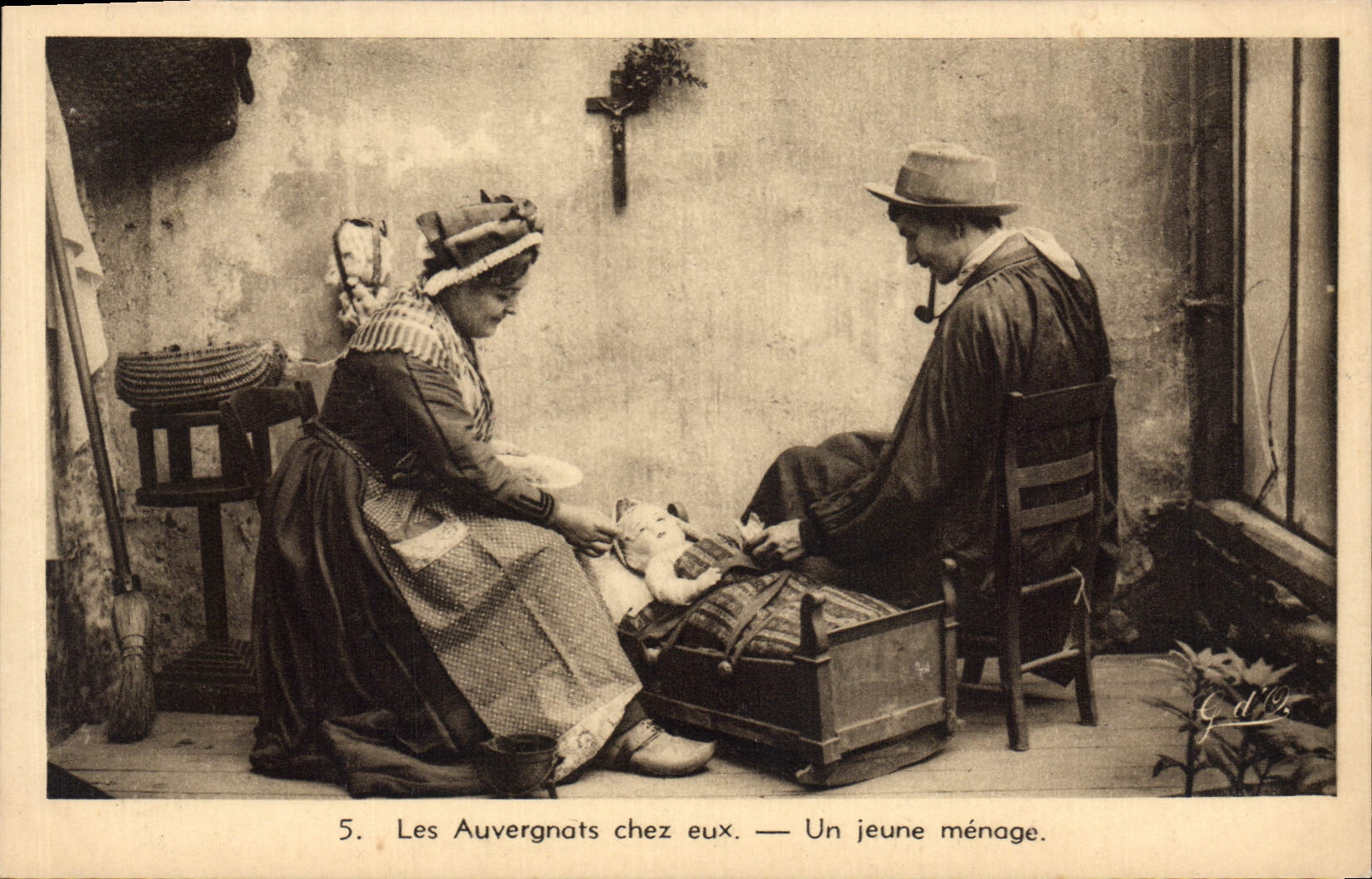 CPA Folklore Les Auvergnats chez eux Un jeune menage Poupee 