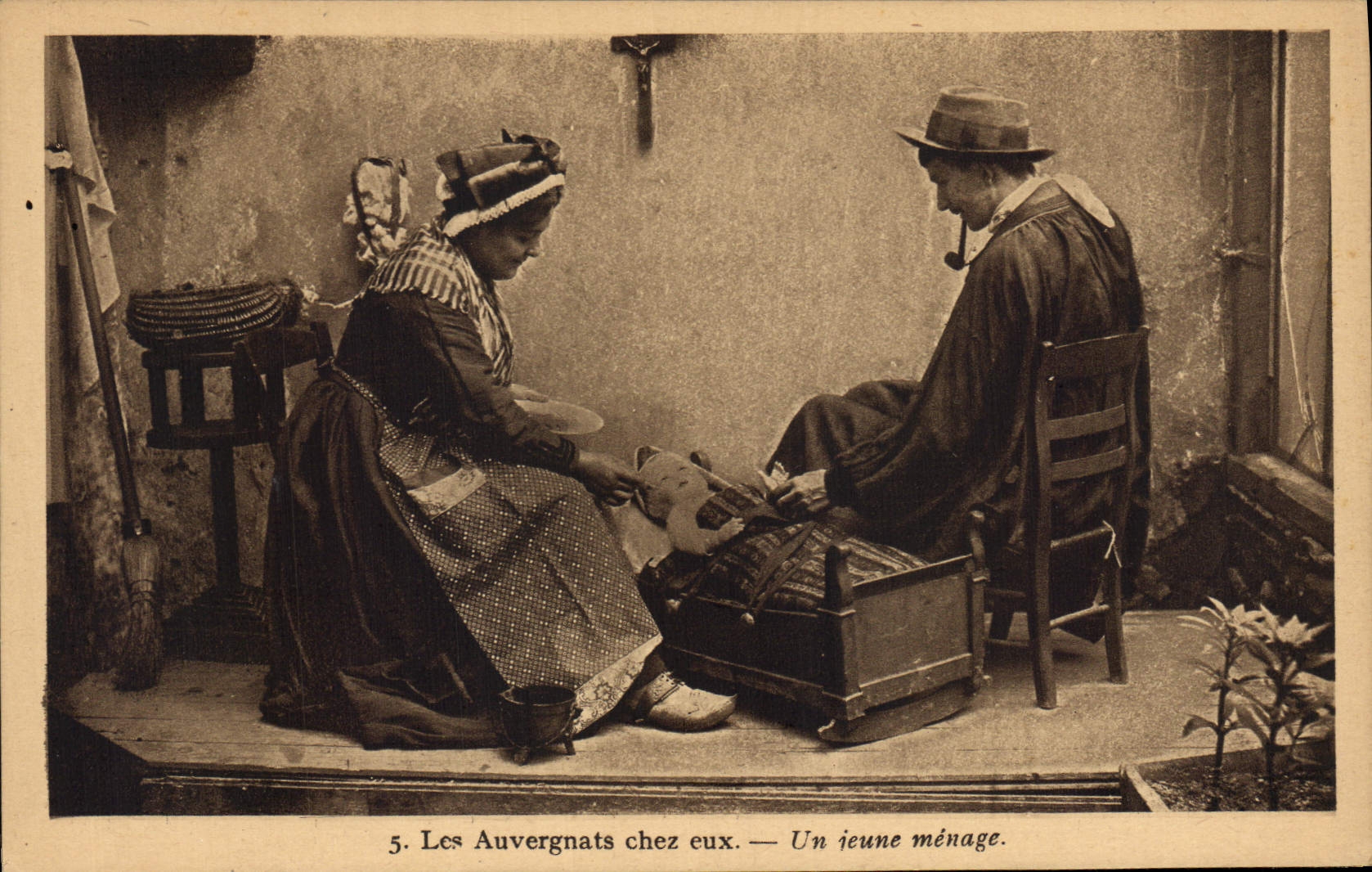 CPA Folklore Les Auvergnats chez eux Jeune menage Poupee 