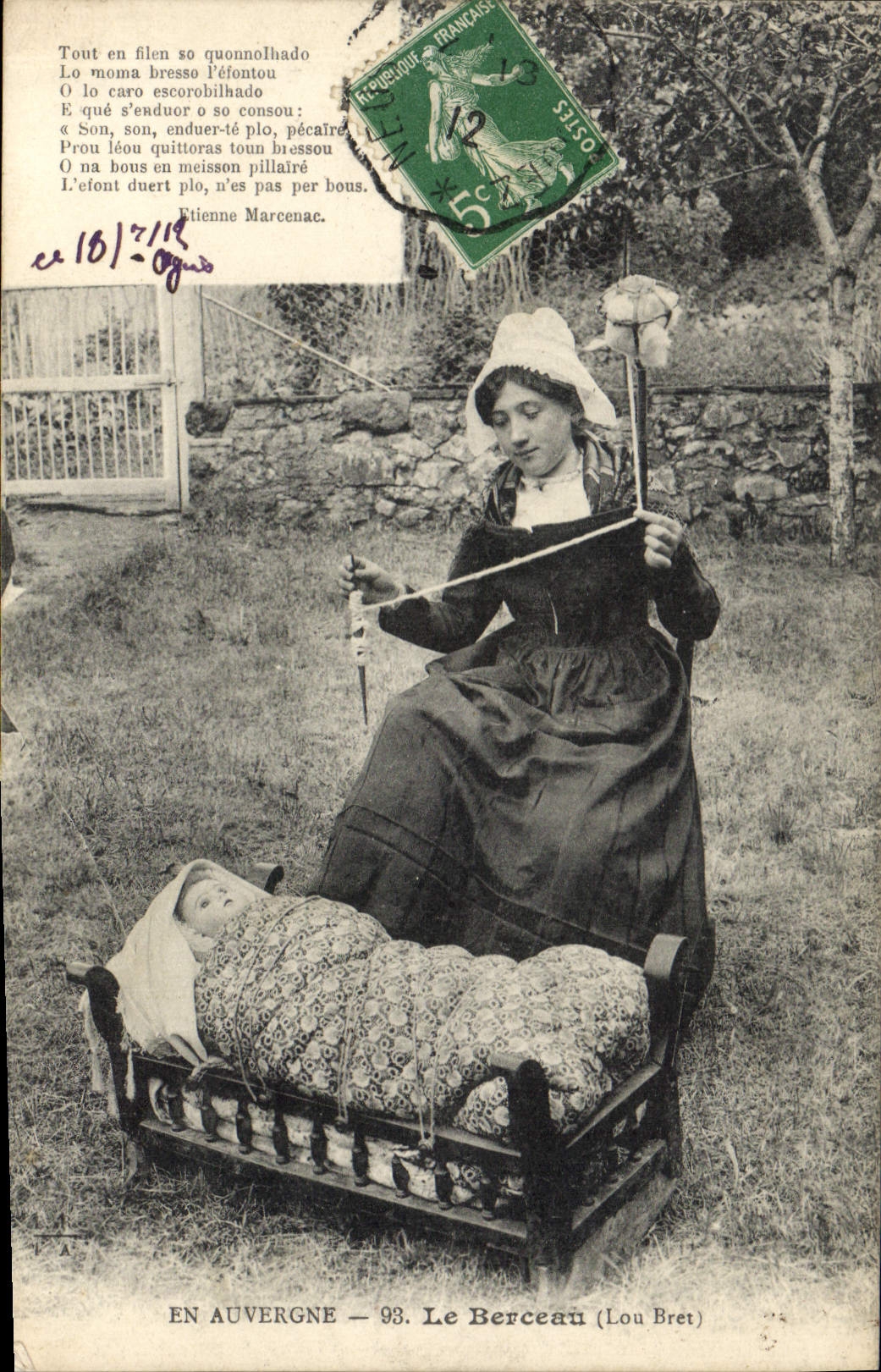 CPA Folklore Le berceau En Auvergne Poupee 