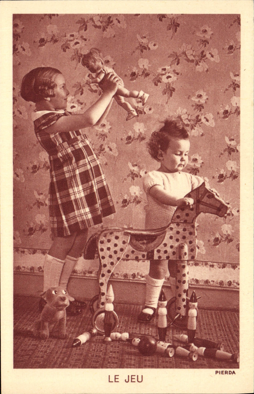 CPA Fantaisie Enfant Poupee Le jeu Cheval en bois