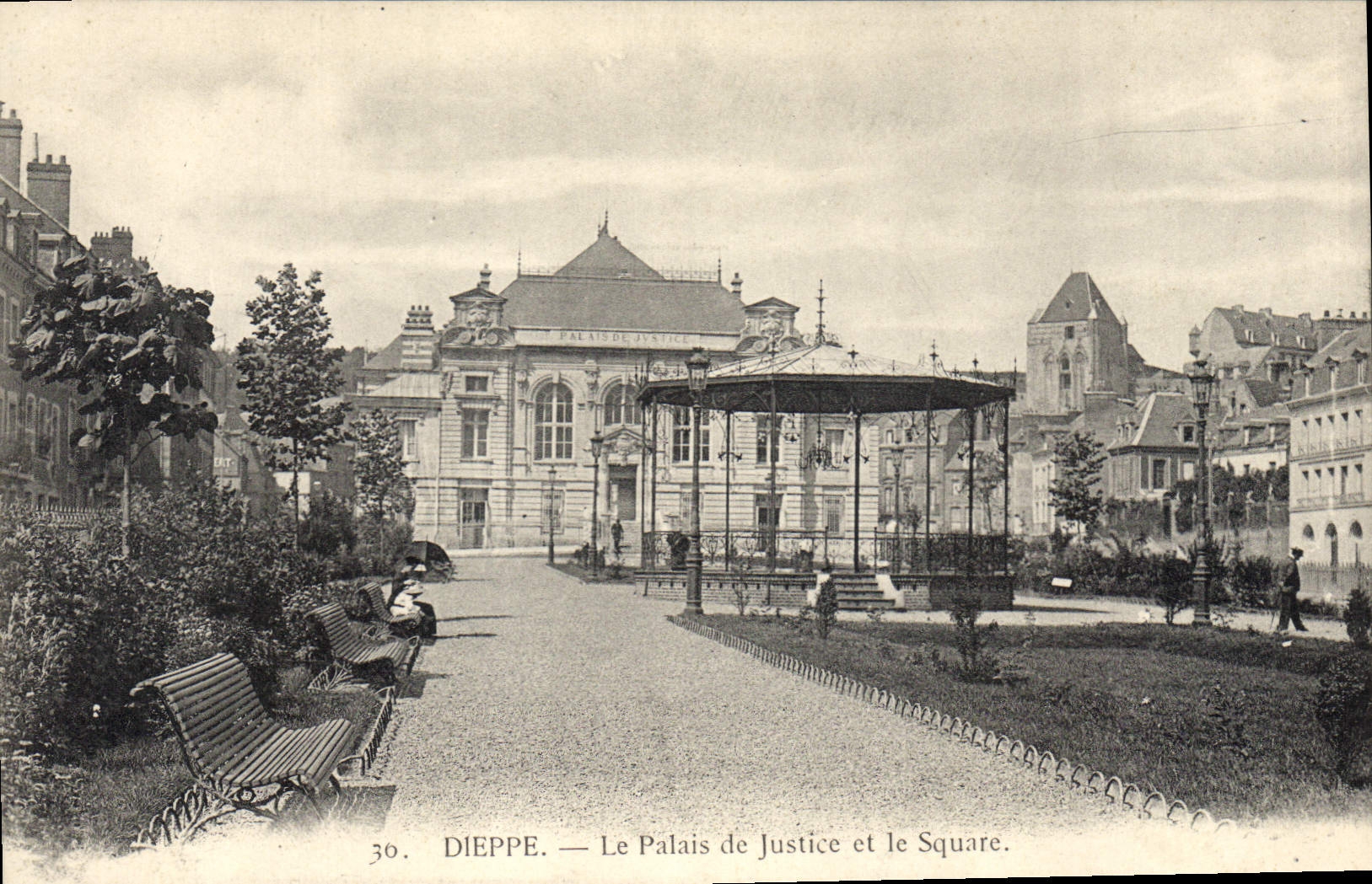 CPA Dieppe Le Palais de Justice et le square