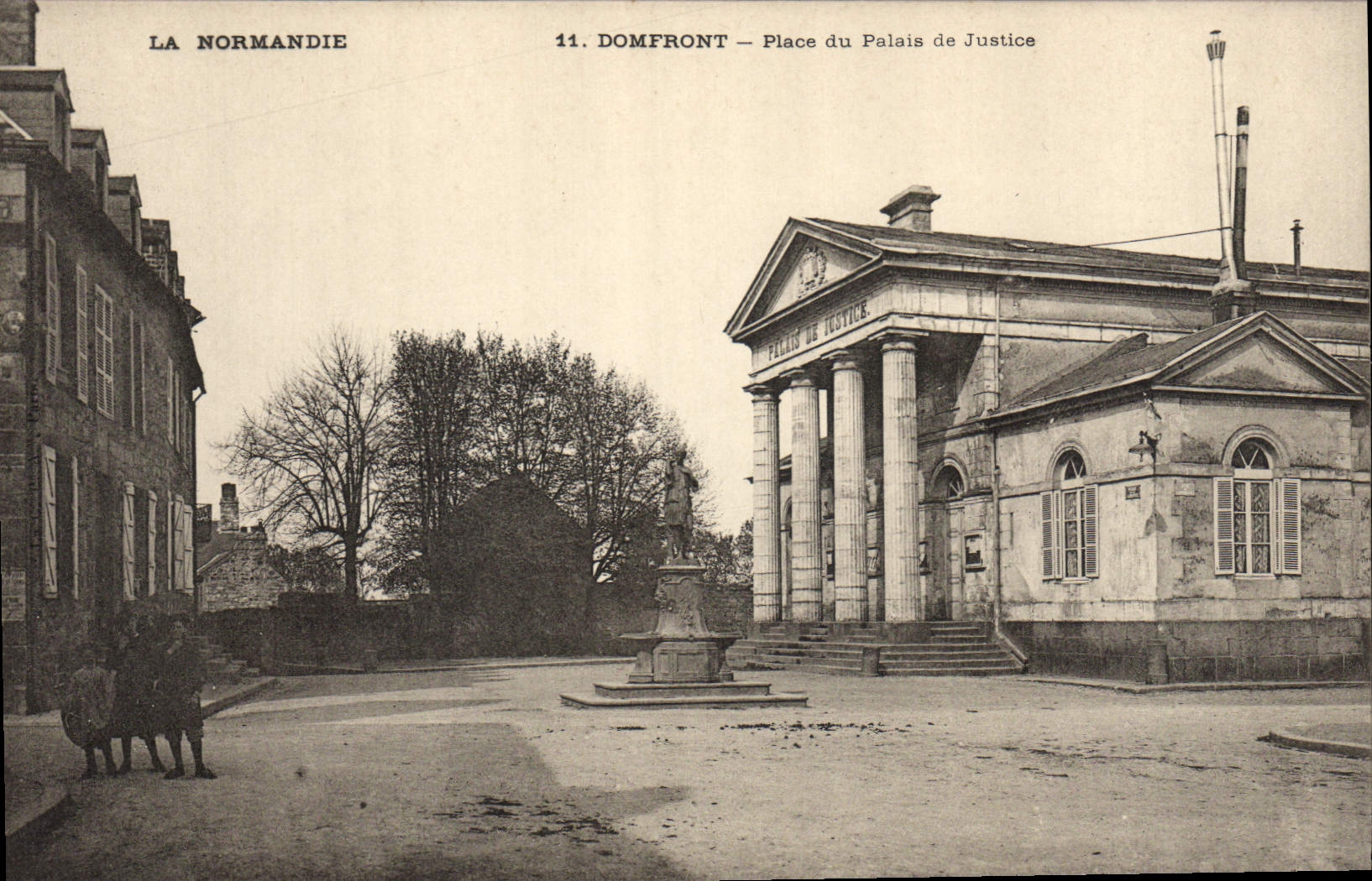 CPA Domfront Place du Palais de Justice 