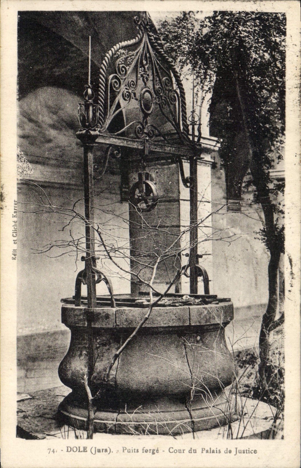 CPA Dole Puits forge Cour du Palais de Justice 