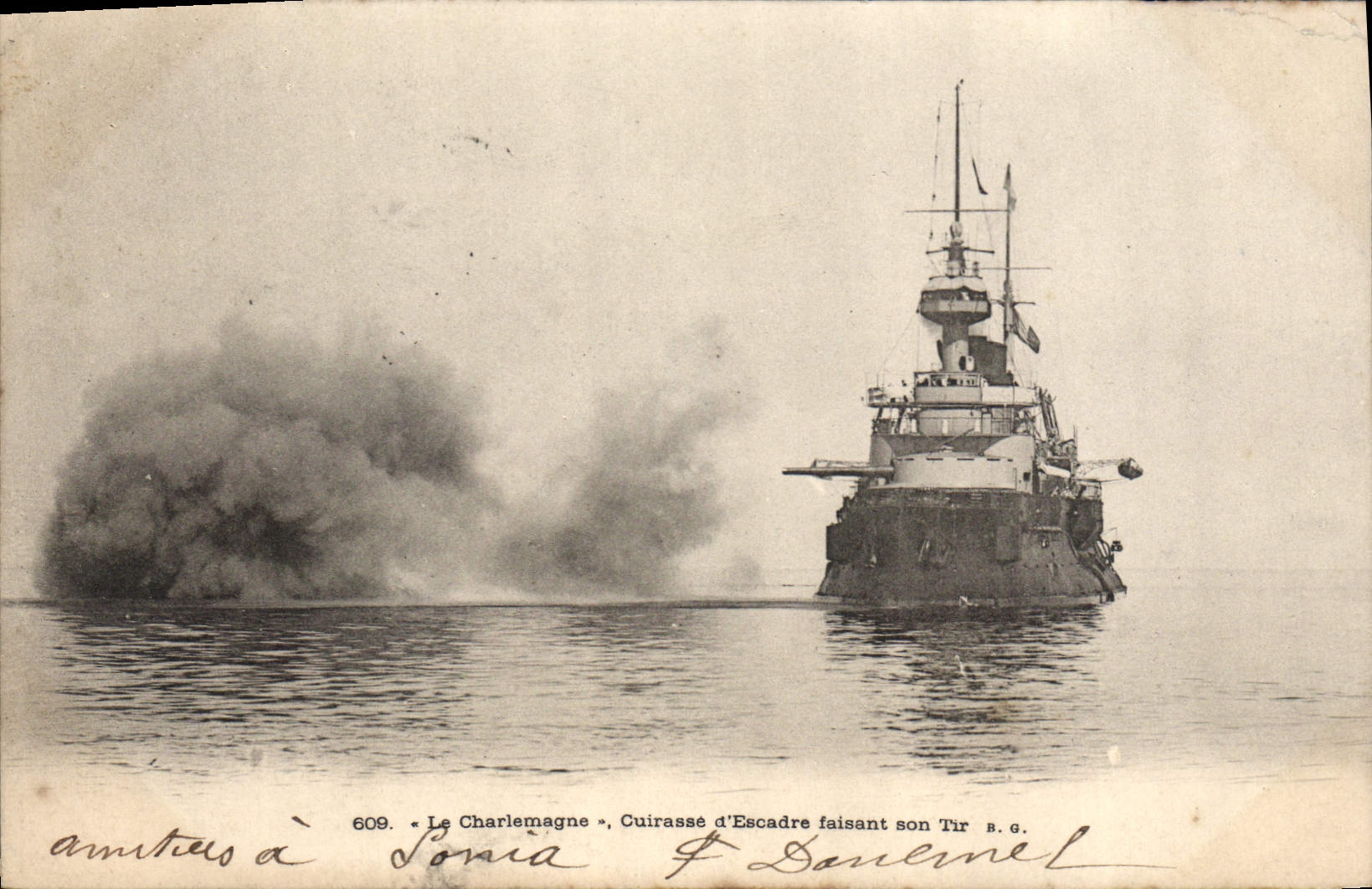 CPA Bateau de Guerre Le Charlemagne Cuirasse d'escadre faisant son tir