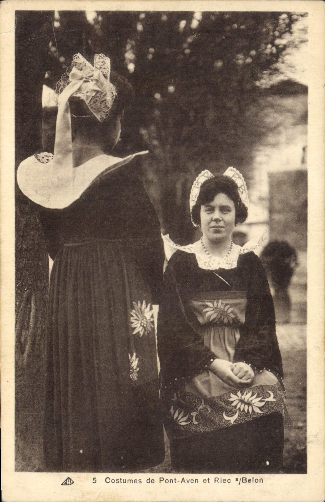 CPA Folklore Costumes de Pont Aven et Riec Belon