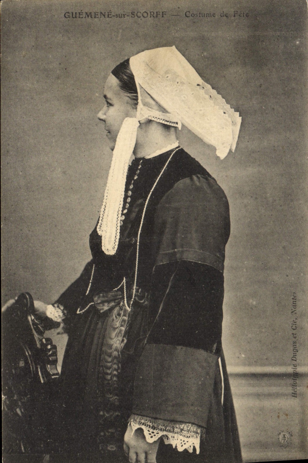 CPA Folklore Guemene sur Scorff Costume de fete 