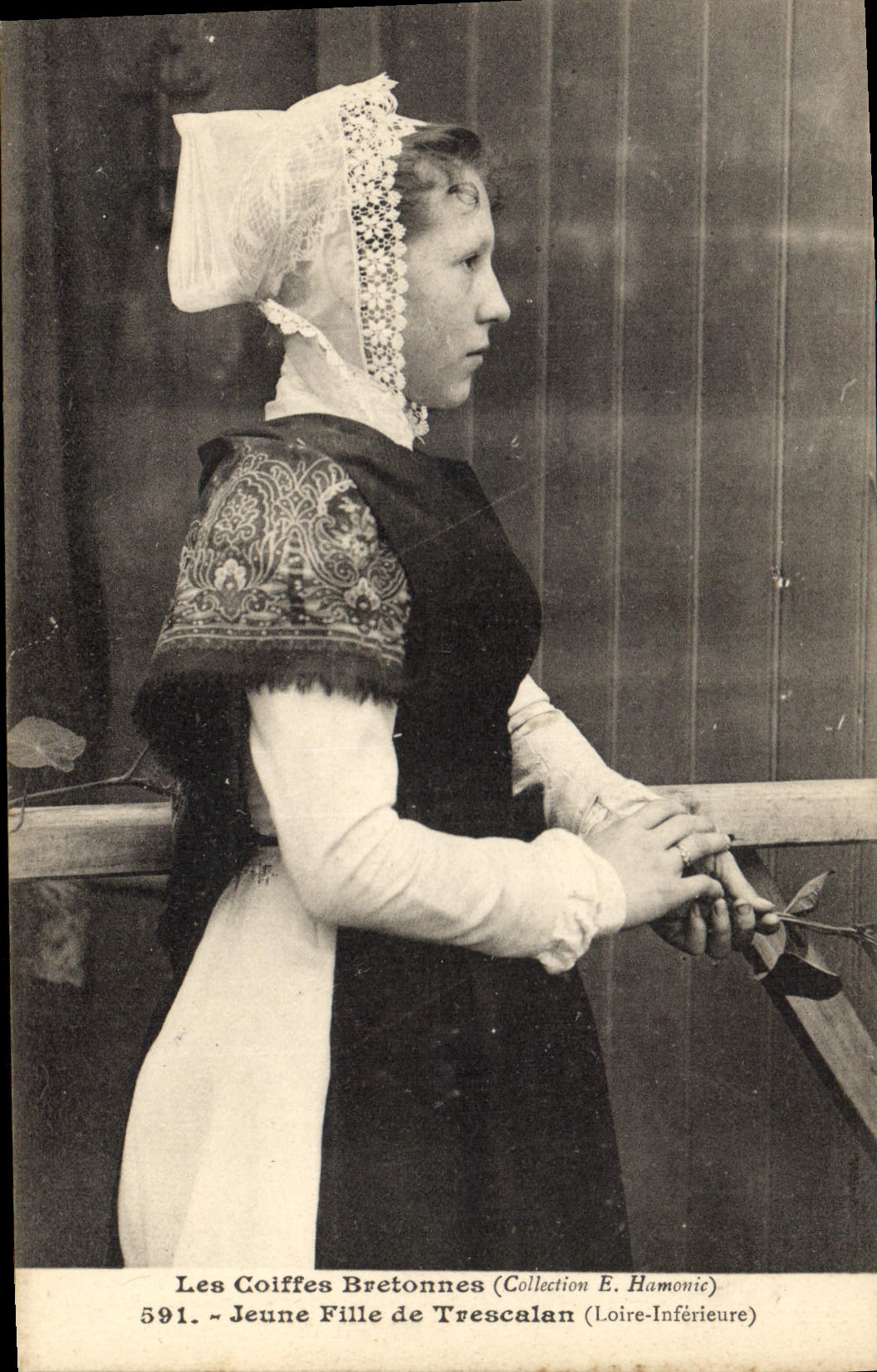 CPA Folklore Jeune fille de Trescalan