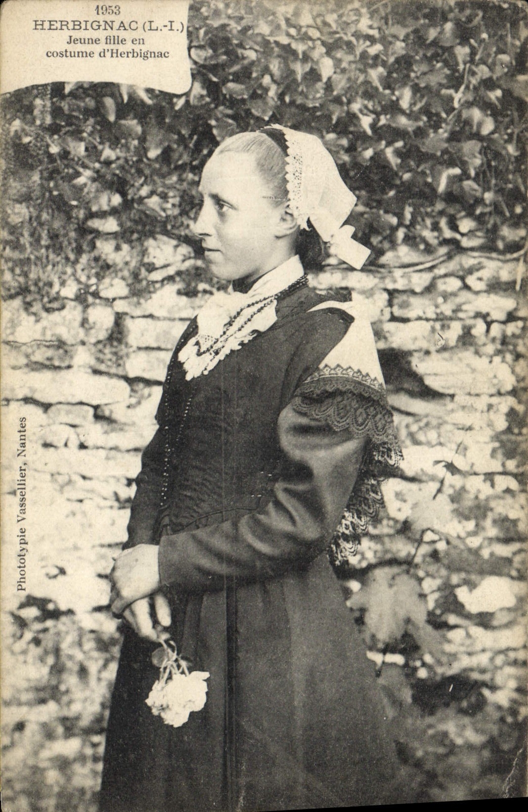 CPA Folklore Herbignac Jeune fille en costume d'Herbignac