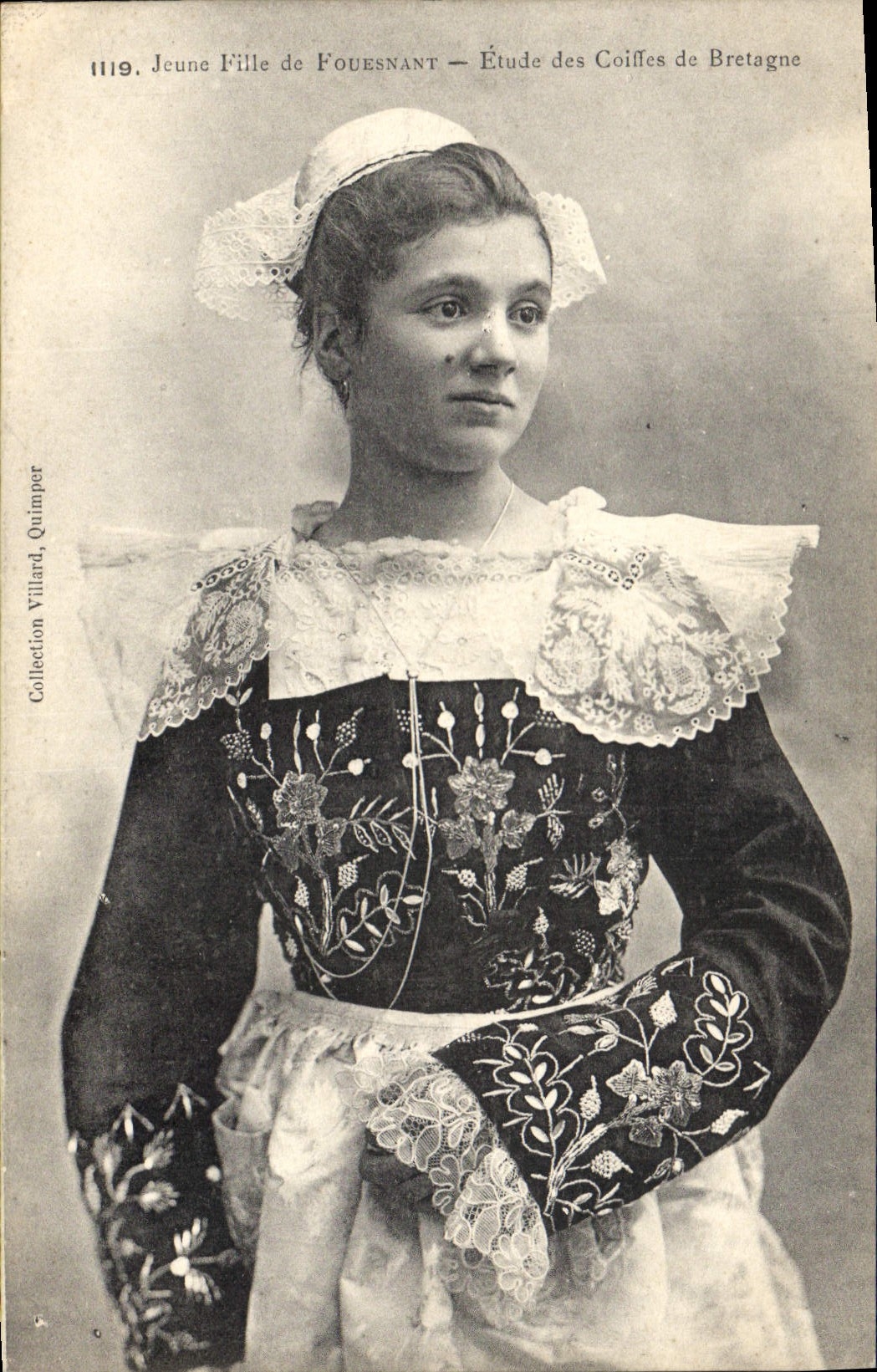 CPA Folklore Jeune fille de Fouesnant