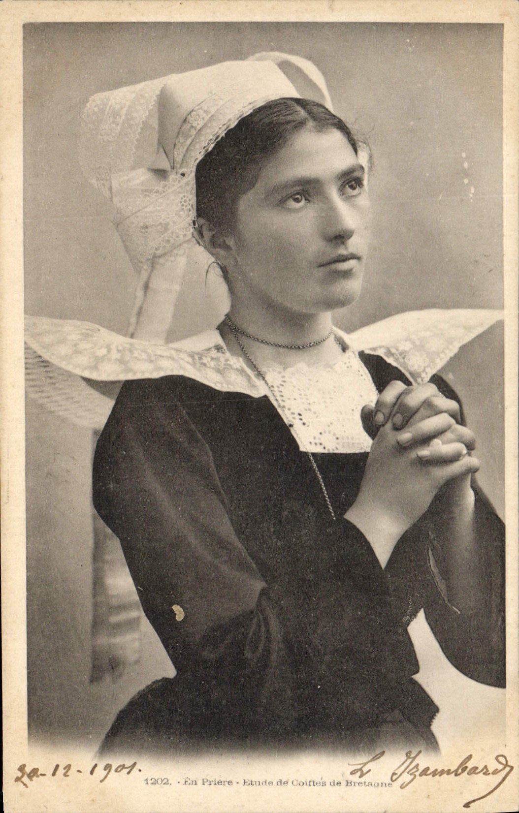 CPA Folklore En priere Bretagne 