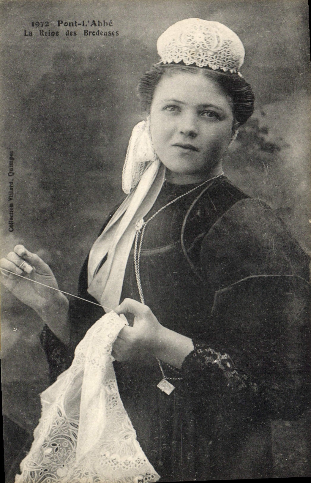 CPA Folklore Pont L'Abbe La reine des brodeuses 
