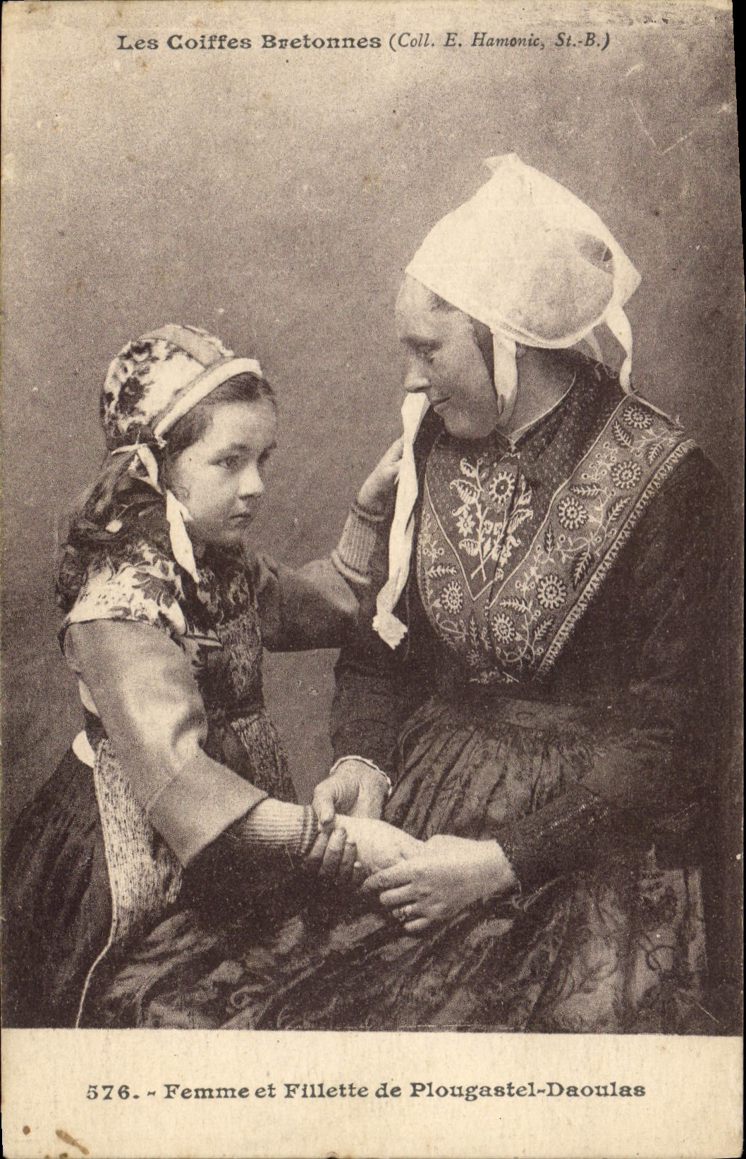 CPA Folklore Les coiffes bretonnes Femme et fillette de Plougastel Daoulas