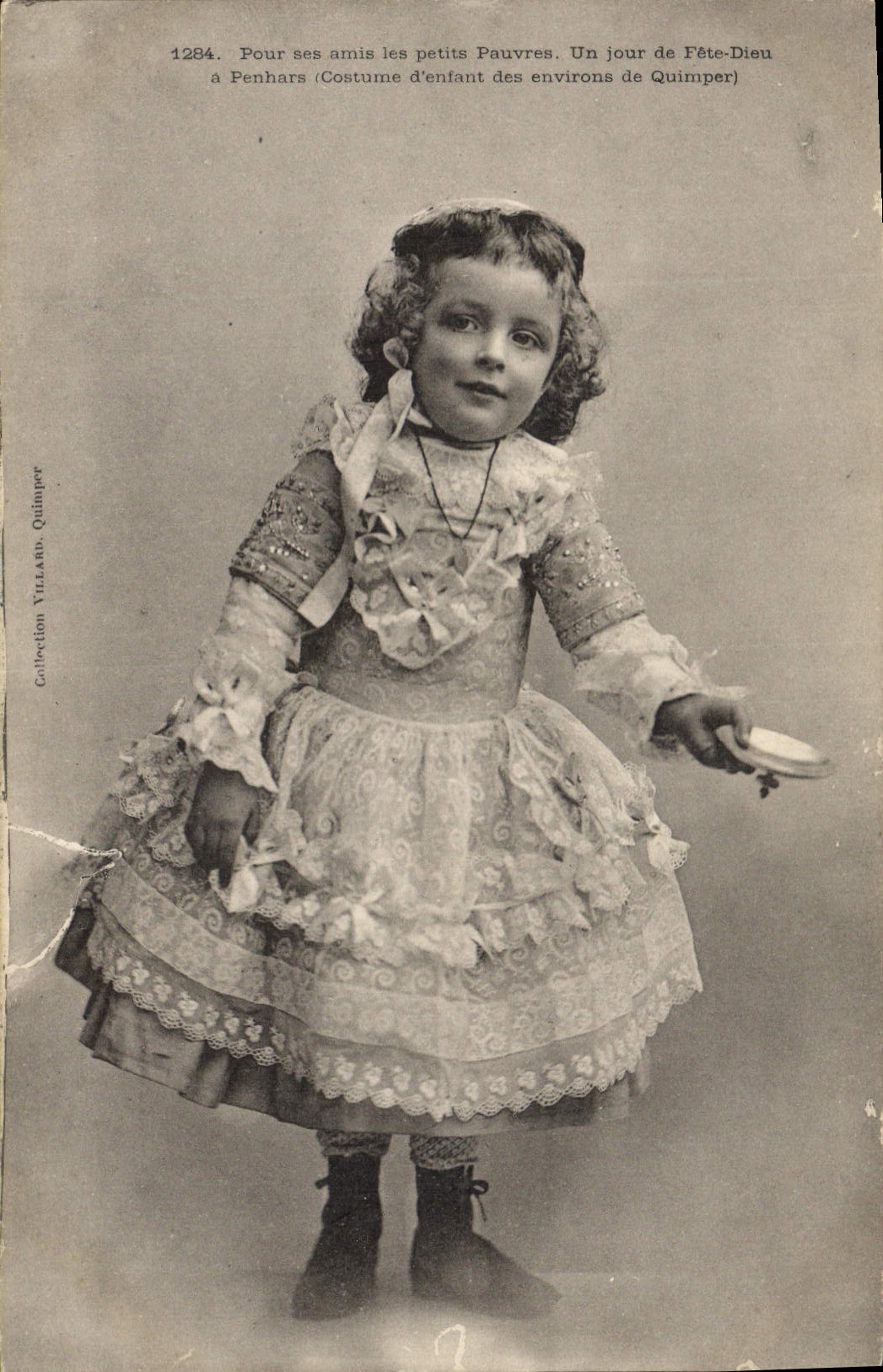CPA Folklore Pour ses amis les petits pauvres Un jour de fete Dieu a Penhars Costume d'enfant des en