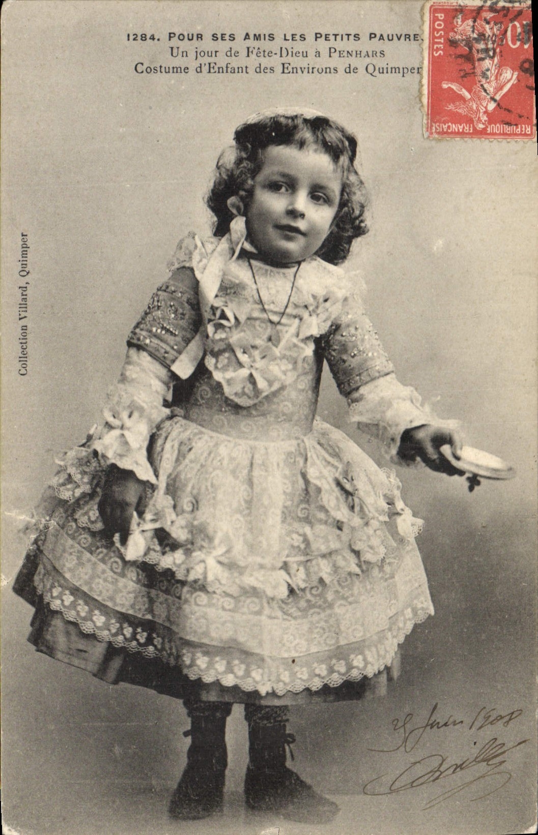 CPA Folklore Pour ses amis les petits pauvres Un jour de fete Dieu a Penhars Costume d'enfant des en