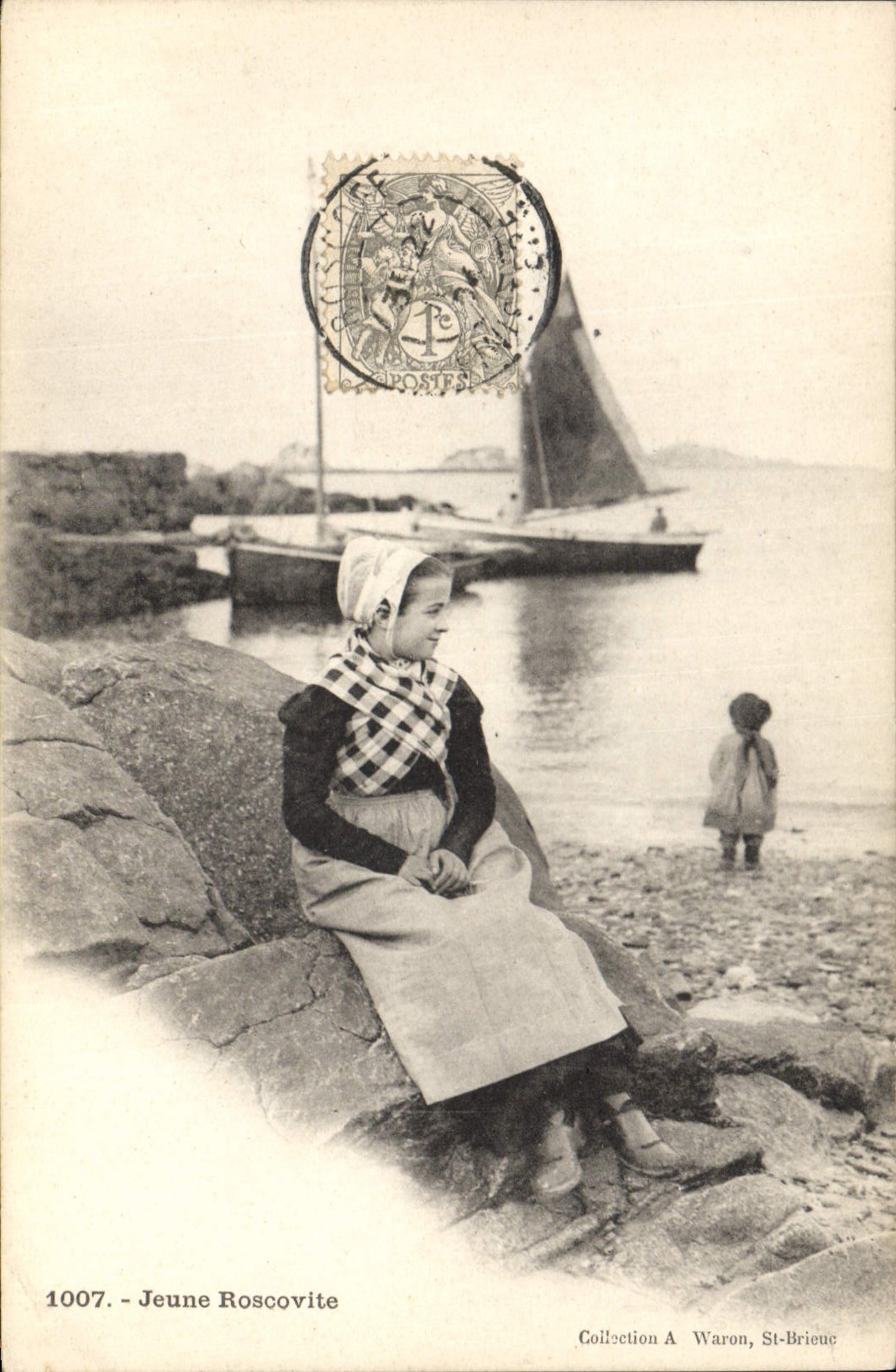 CPA Folklore Jeune Roscovite Bateau