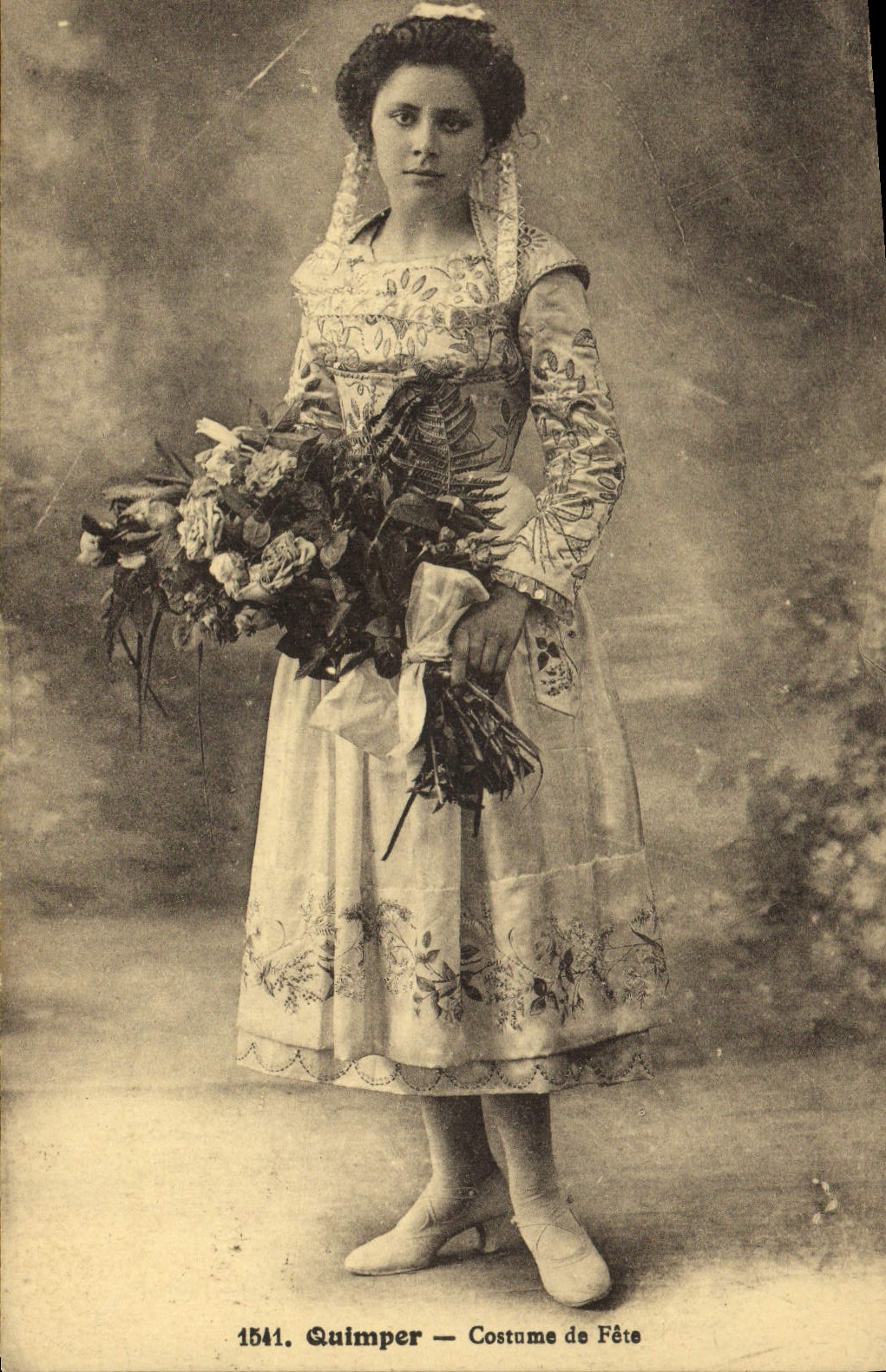 CPA Folklore Quimper Costume de fete