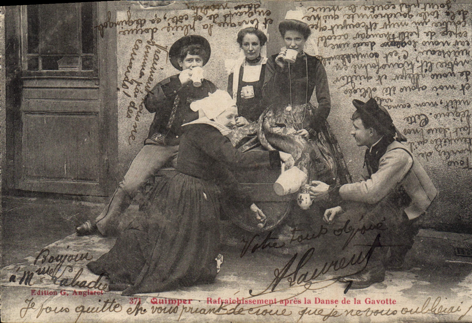 CPA Folklore Quimper Rafraichissement apres la danse de la Gavotte