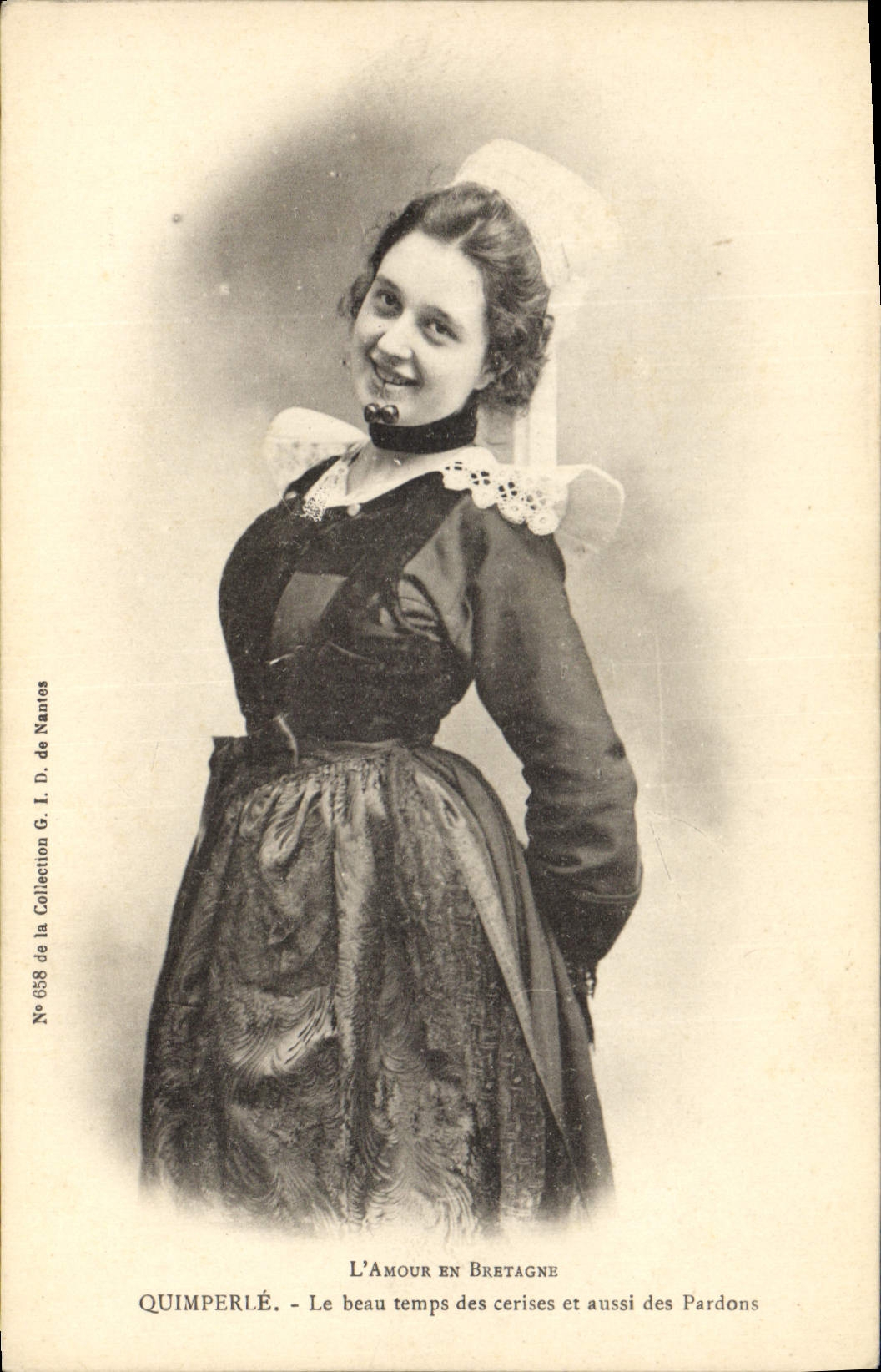 CPA Folklore Quimperle Le beau temps des cerises et aussi des pardons