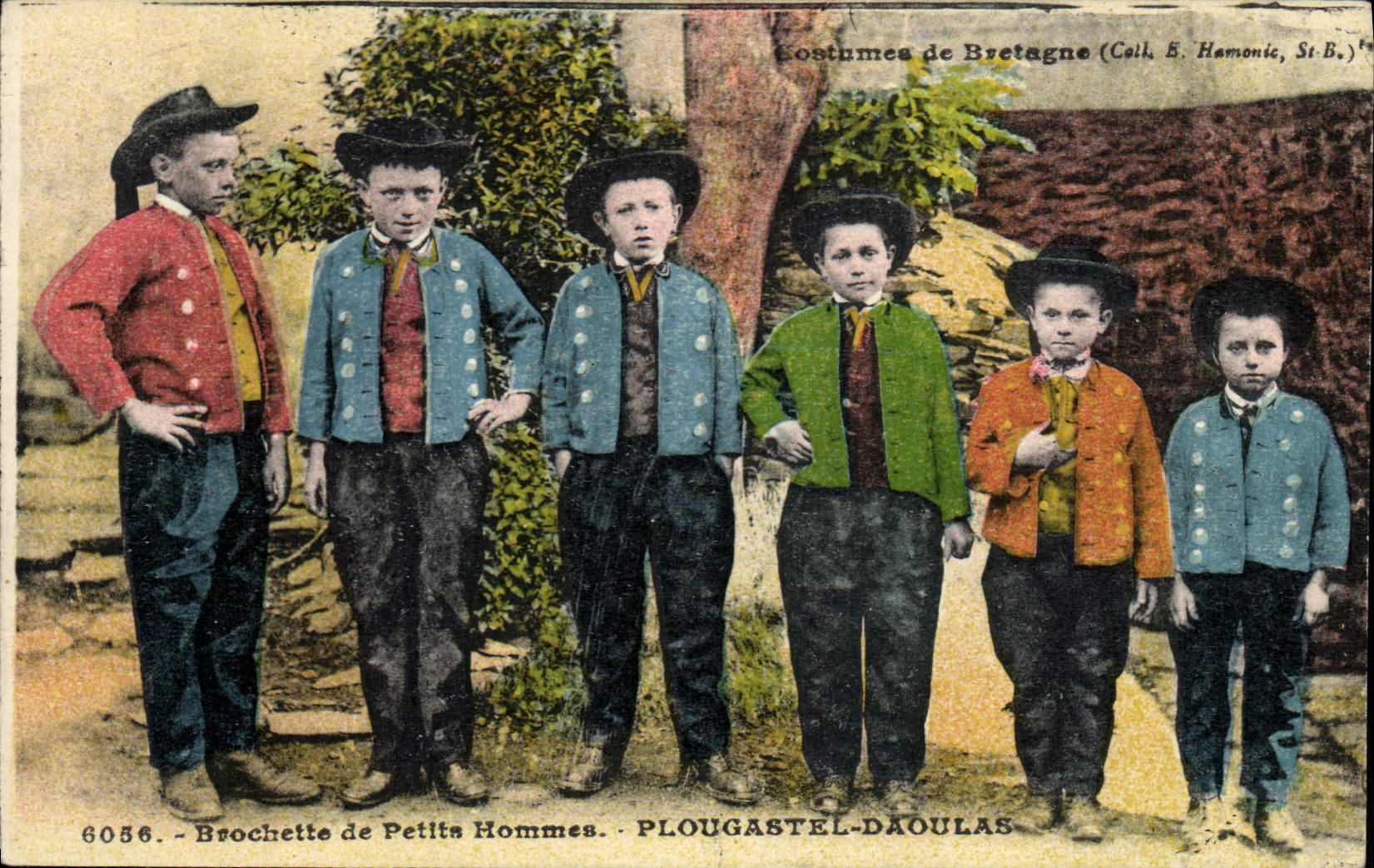 CPA Folklore Brochette de petits hommes Plougastel Daoulas