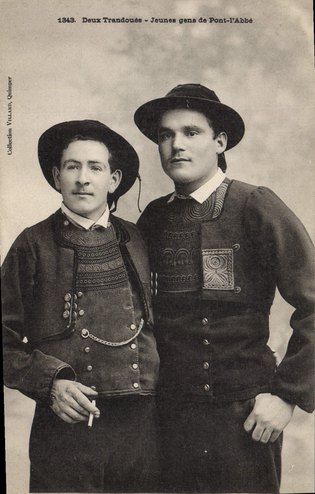 CPA Folklore Deux Trandoues Jeunes gens de Pont L'Abbe