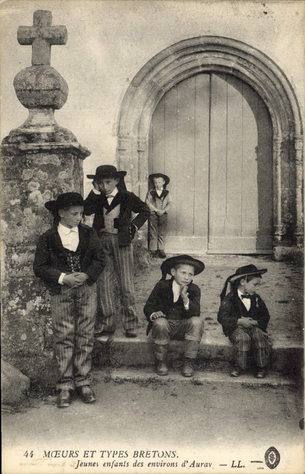 CPA Folklore Jeunes enfants des environs d'Auray