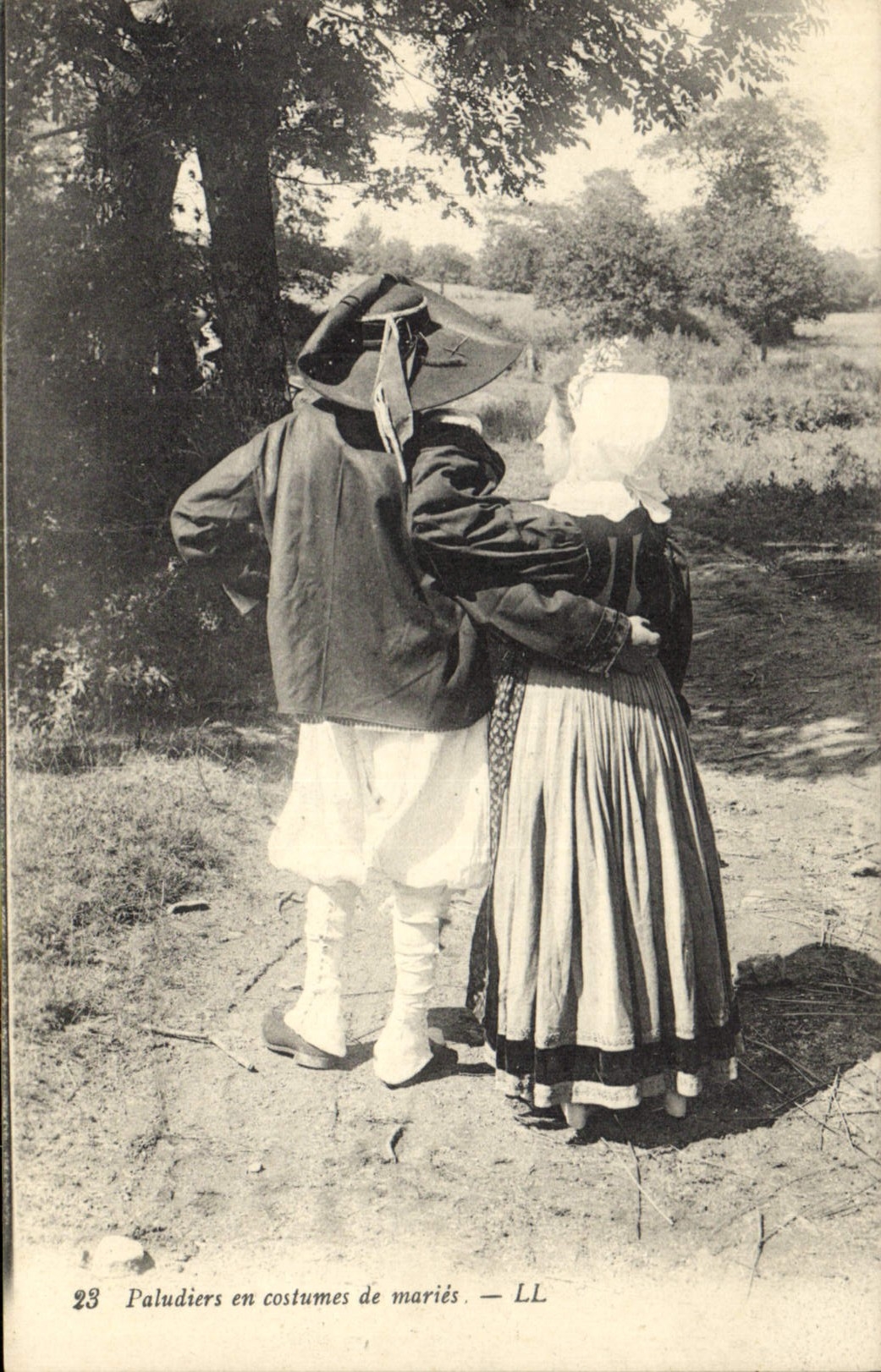 CPA Folklore Paludiers en costumes de maries 