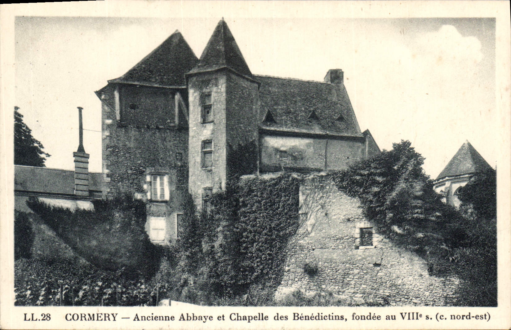 CPA Cormery Ancienne Abbaye et Chapelle des Benedictins fondee au VIII s (nord est)