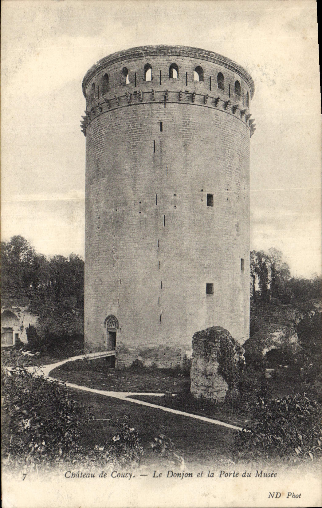 CPA Chateau de Coucy Le Donjon et la Porte du Musee 