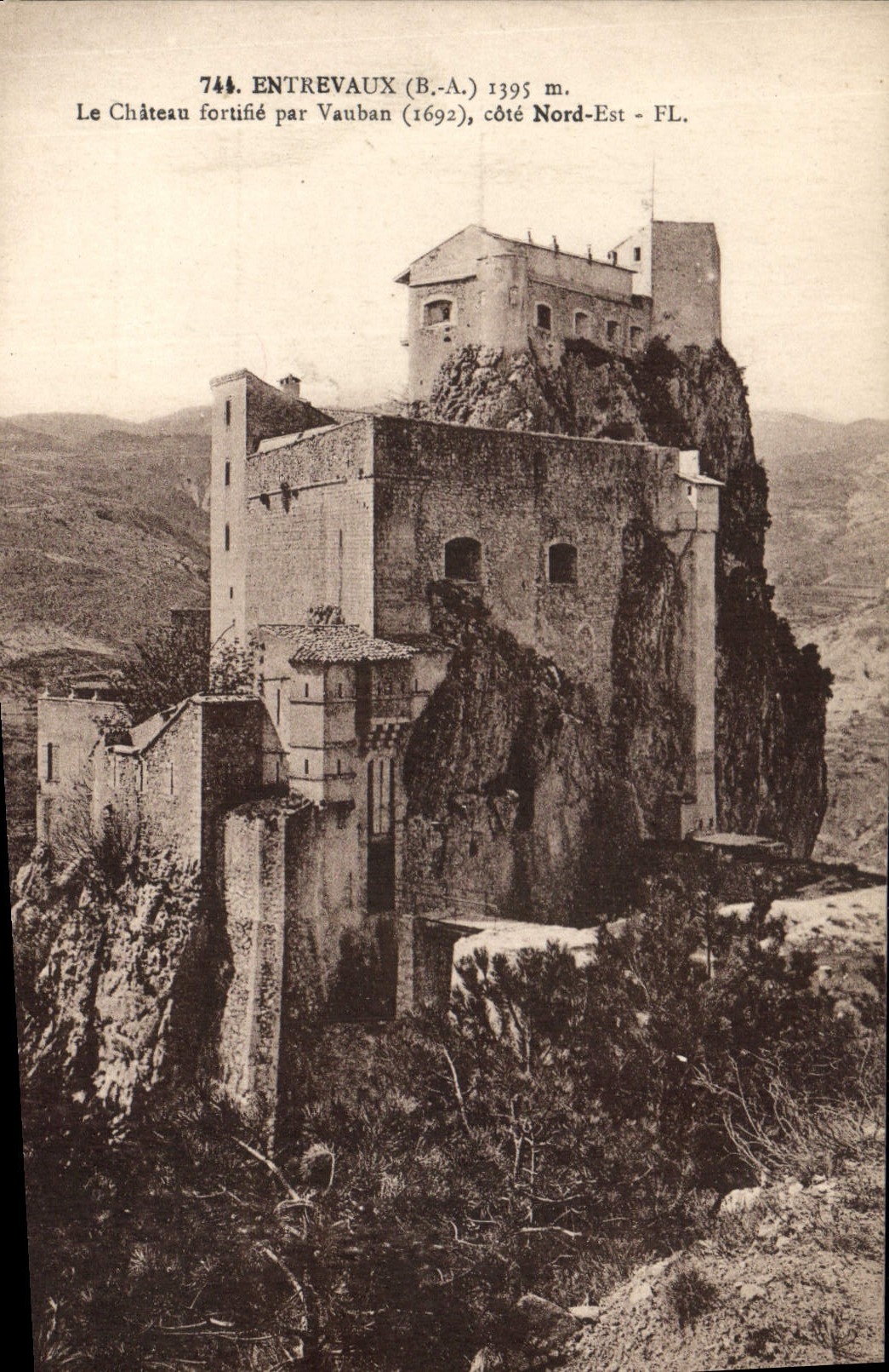 CPA Entrevaux 1395m Le chateau fortifie par Vauban (1692) cote nord est 
