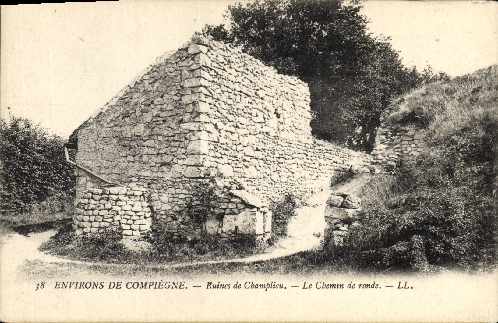 CPA Environs de Compiegne Ruines de Champlieu Le chemin de ronde 