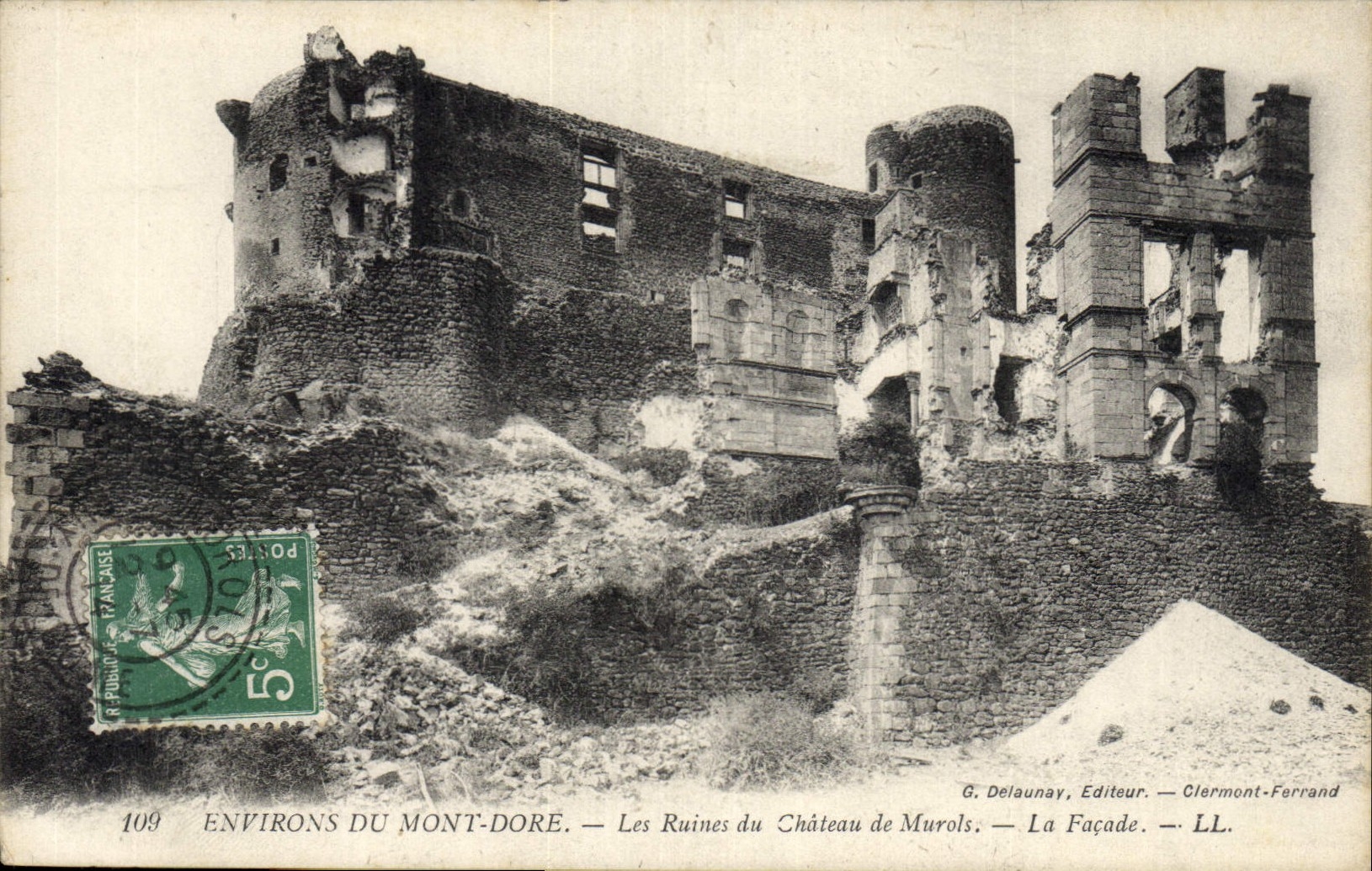 CPA Environs du Mont Dore Les Ruines du chateau de Murols La facade 