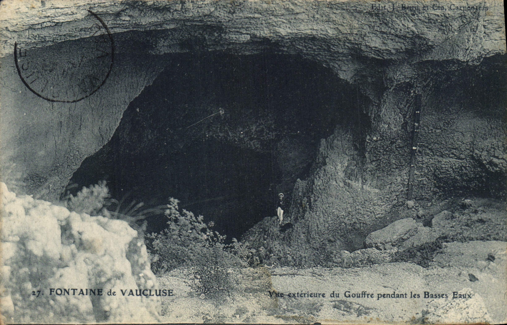 CPA Fontaine de Vaucluse Vue exterieure du grouffre pendant les Basses Eaux