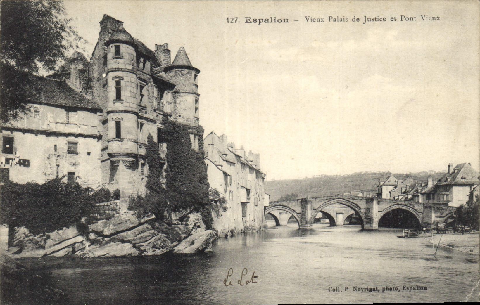 CPA Espalion Vieux Palais de Justice et Pont Vieux