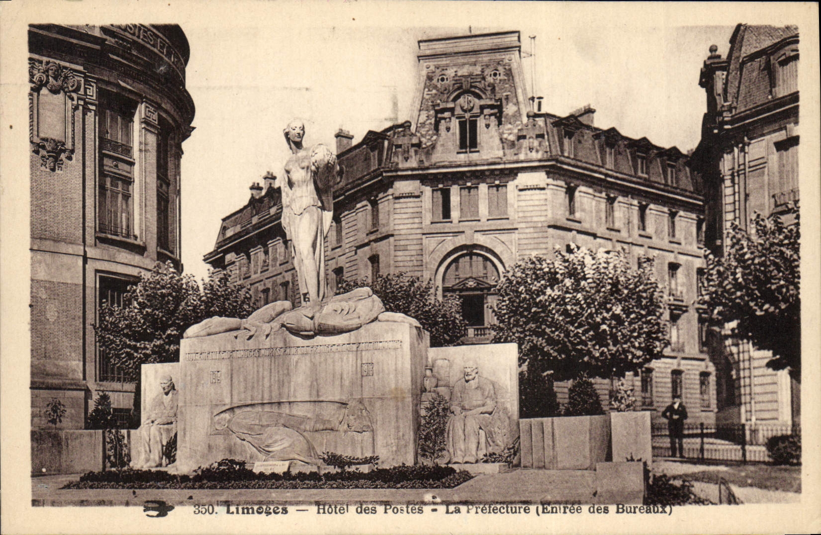 CPA Limoges Hotel des Postes La Prefecture (Entree des Bureaux) 