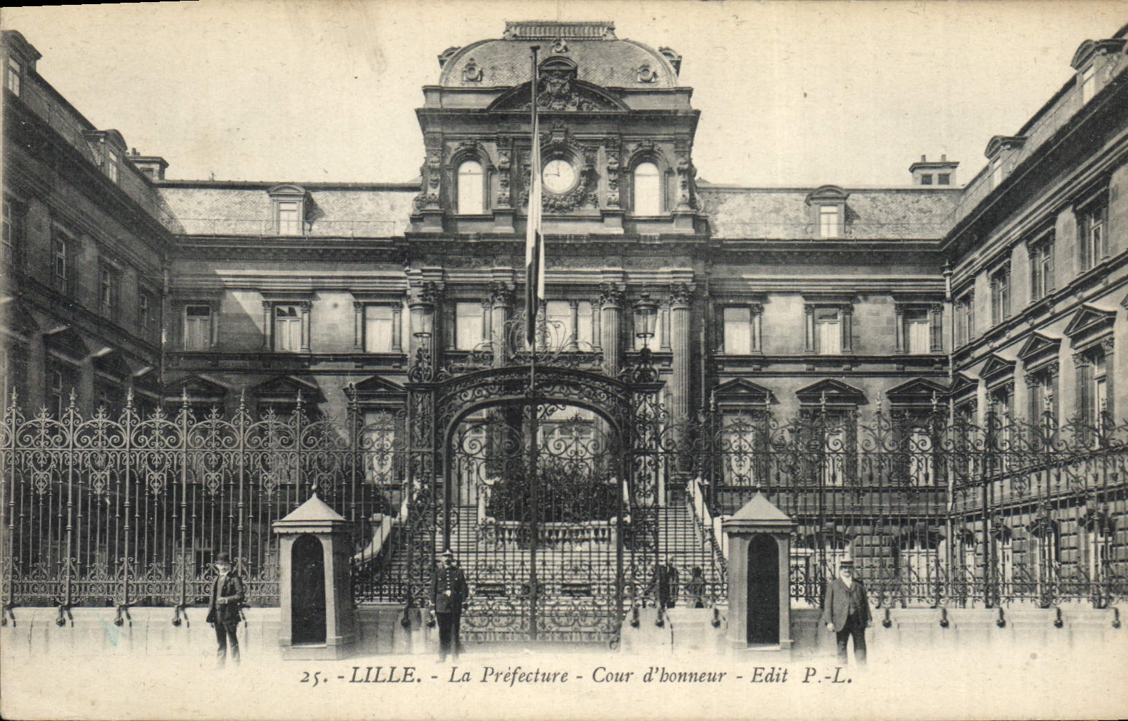 CPA Lille La Prefecture Cour d'honneur 
