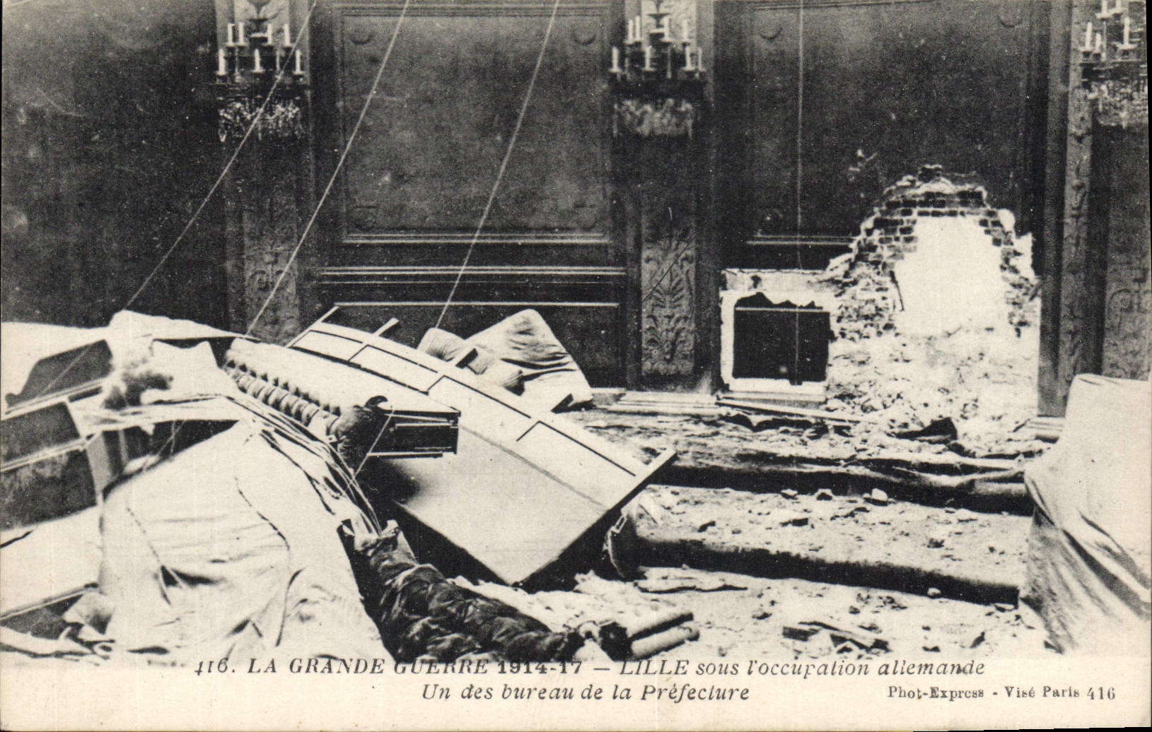 CPA La Grande Guerre 1914 1917 Lille sous l'occupation allemande Un des bureaux de la Prefecture Mil