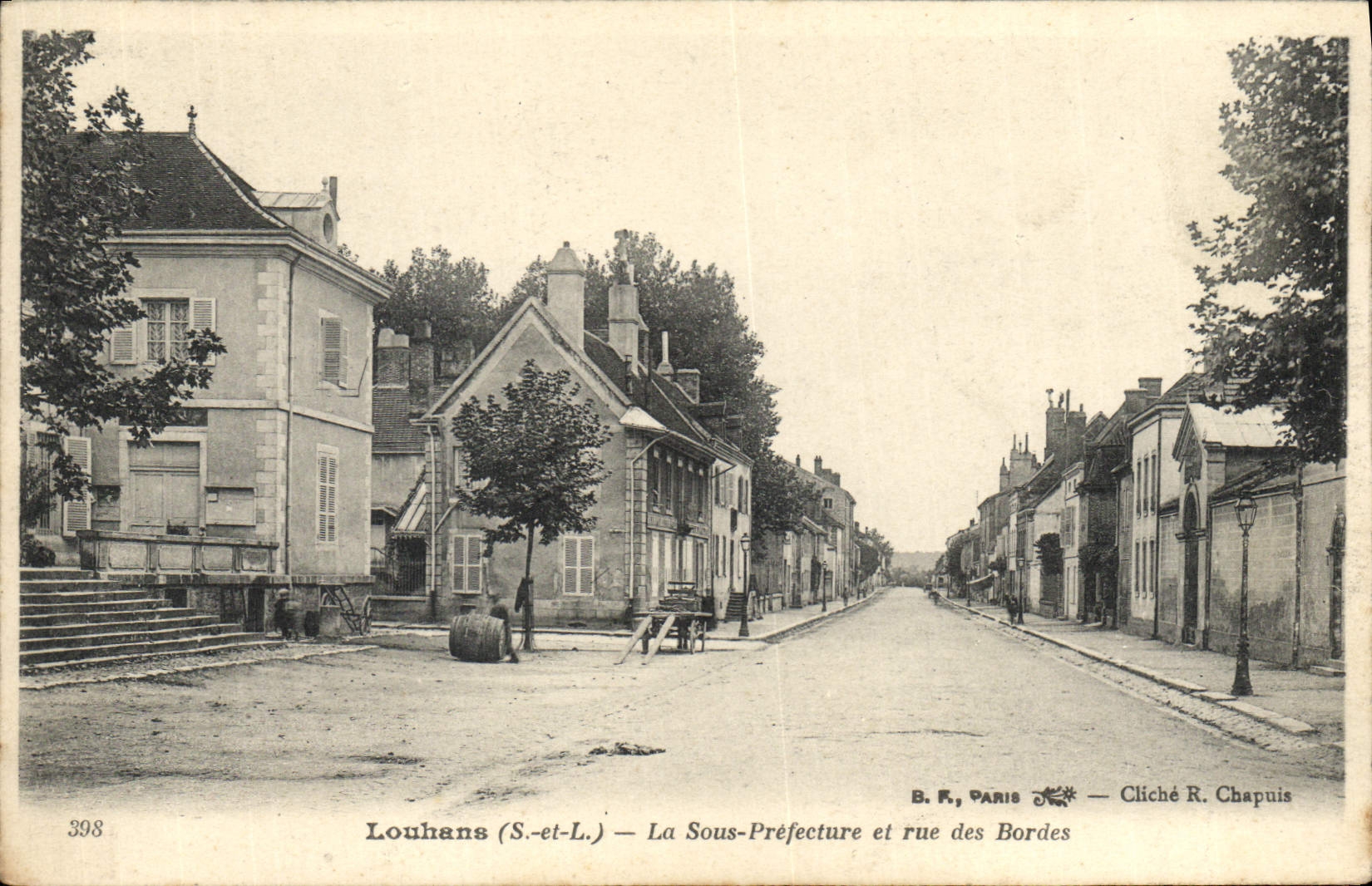 CPA Louhans La Sous Prefecture et rue des Bordes 