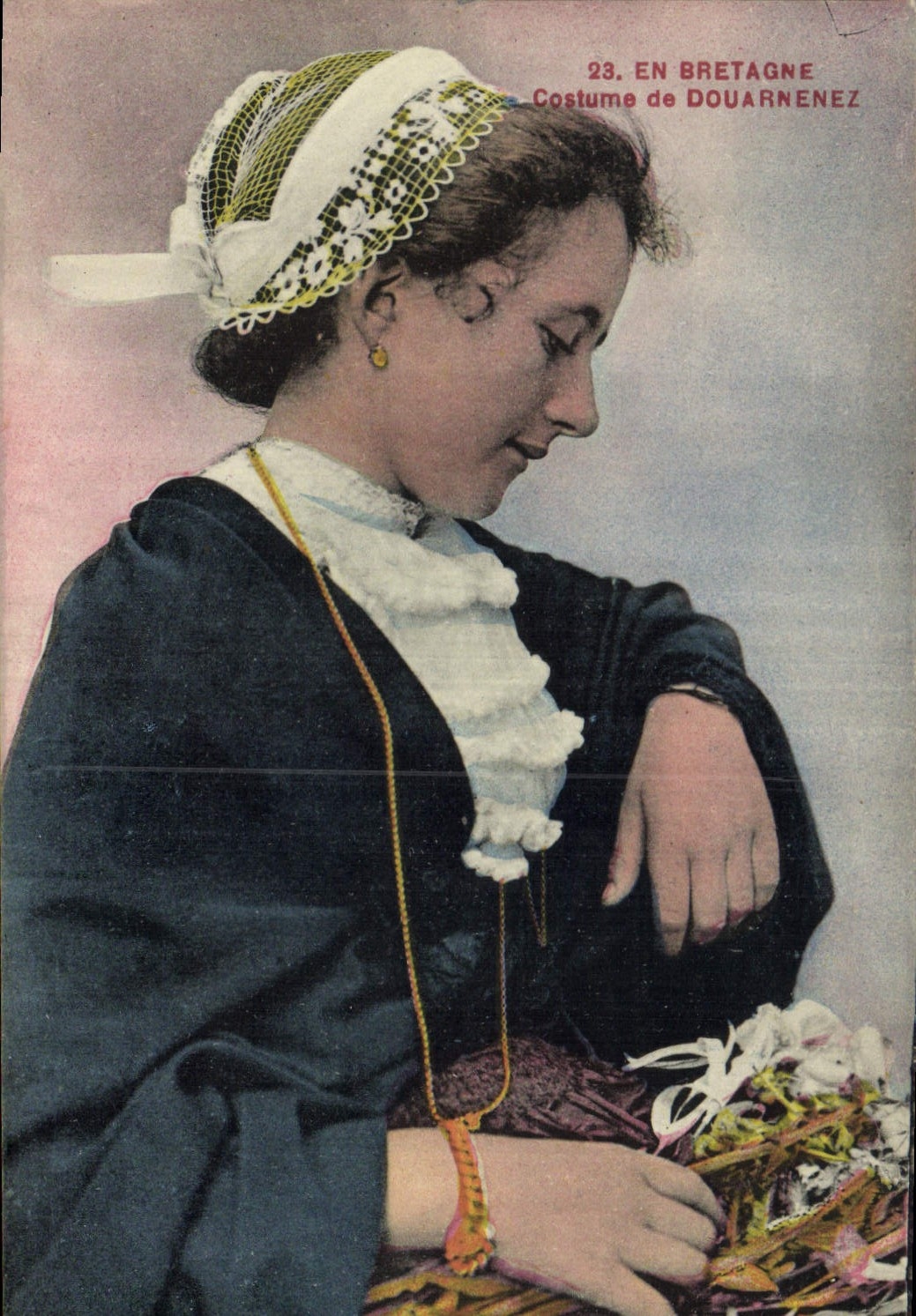 CPA Folklore En Bretagne Costume de Douarnenez 