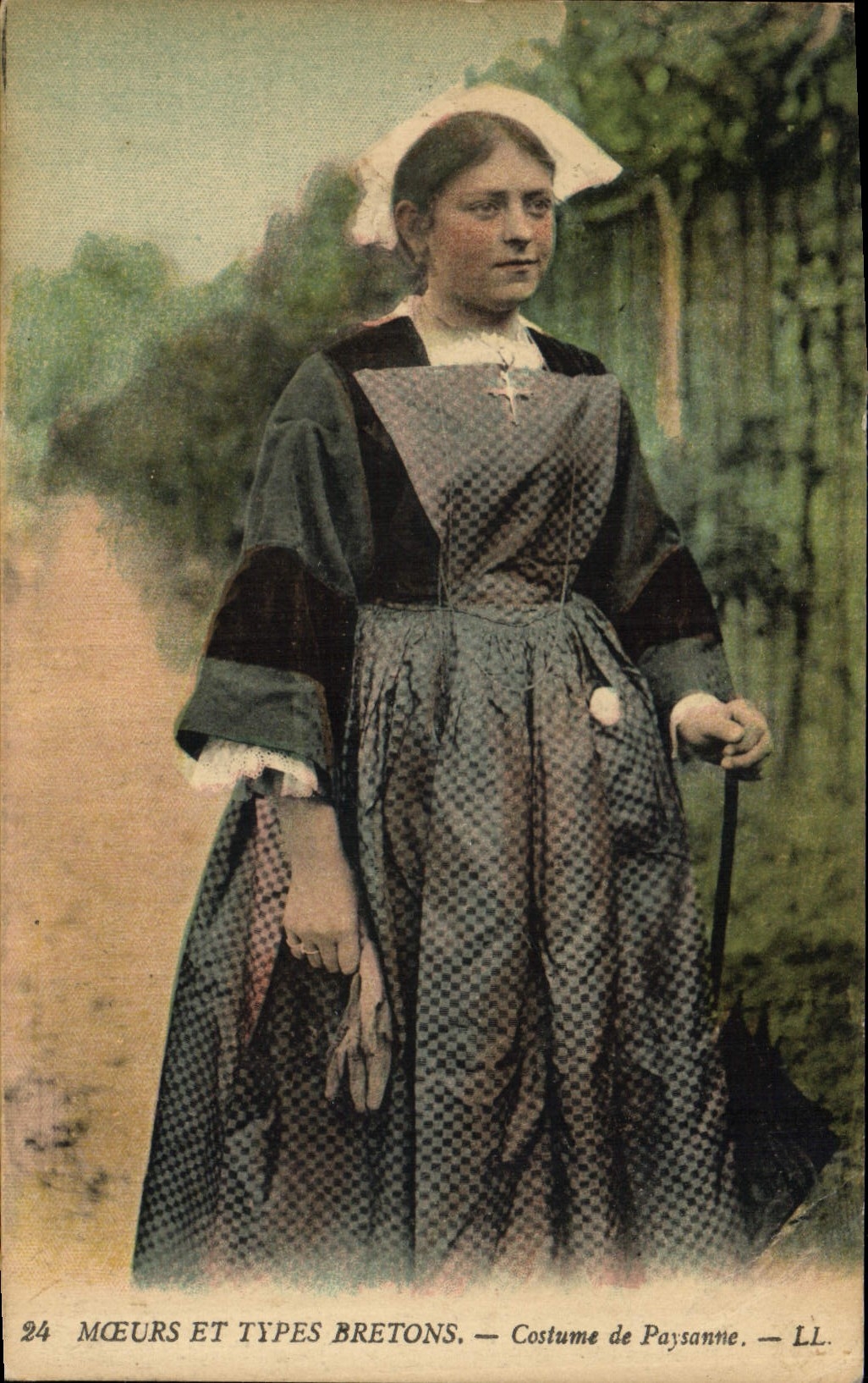 CPA Folklore Moeurs et types bretons Costume de paysanne 