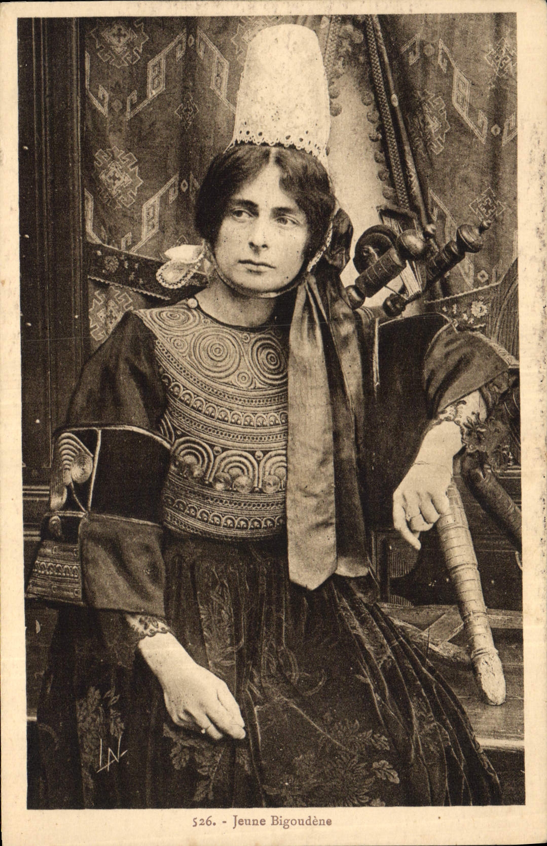 CPA Folklore Jeune bigoudene 