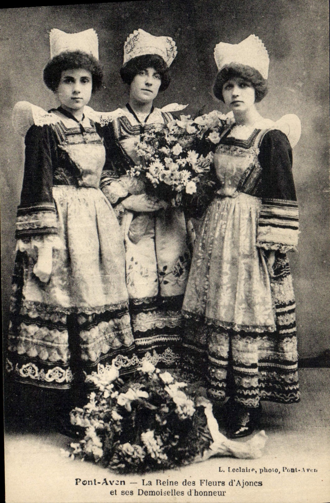 CPA Folklore Pont Aven La reine des fleures d'ajoncs et ses demoiselles d'honneur 