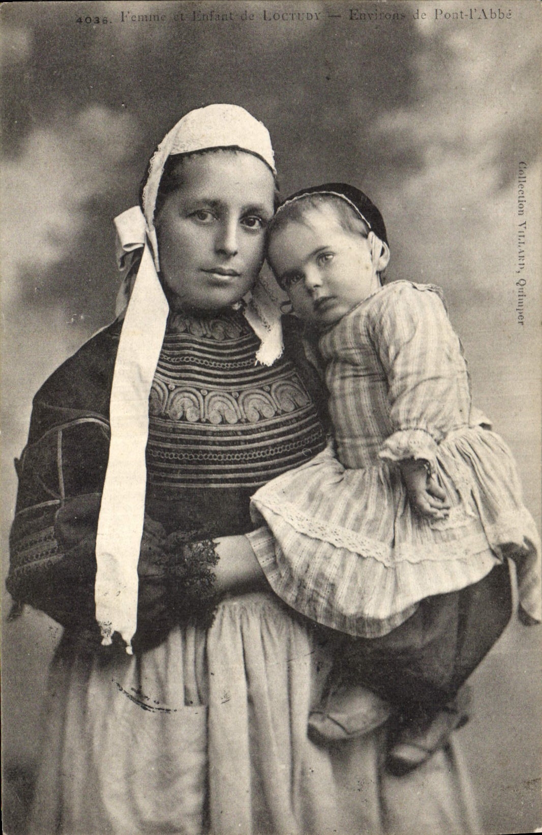 CPA Folklore Femme a l'enfant de Loctudy Environs de Pont l'Abbe