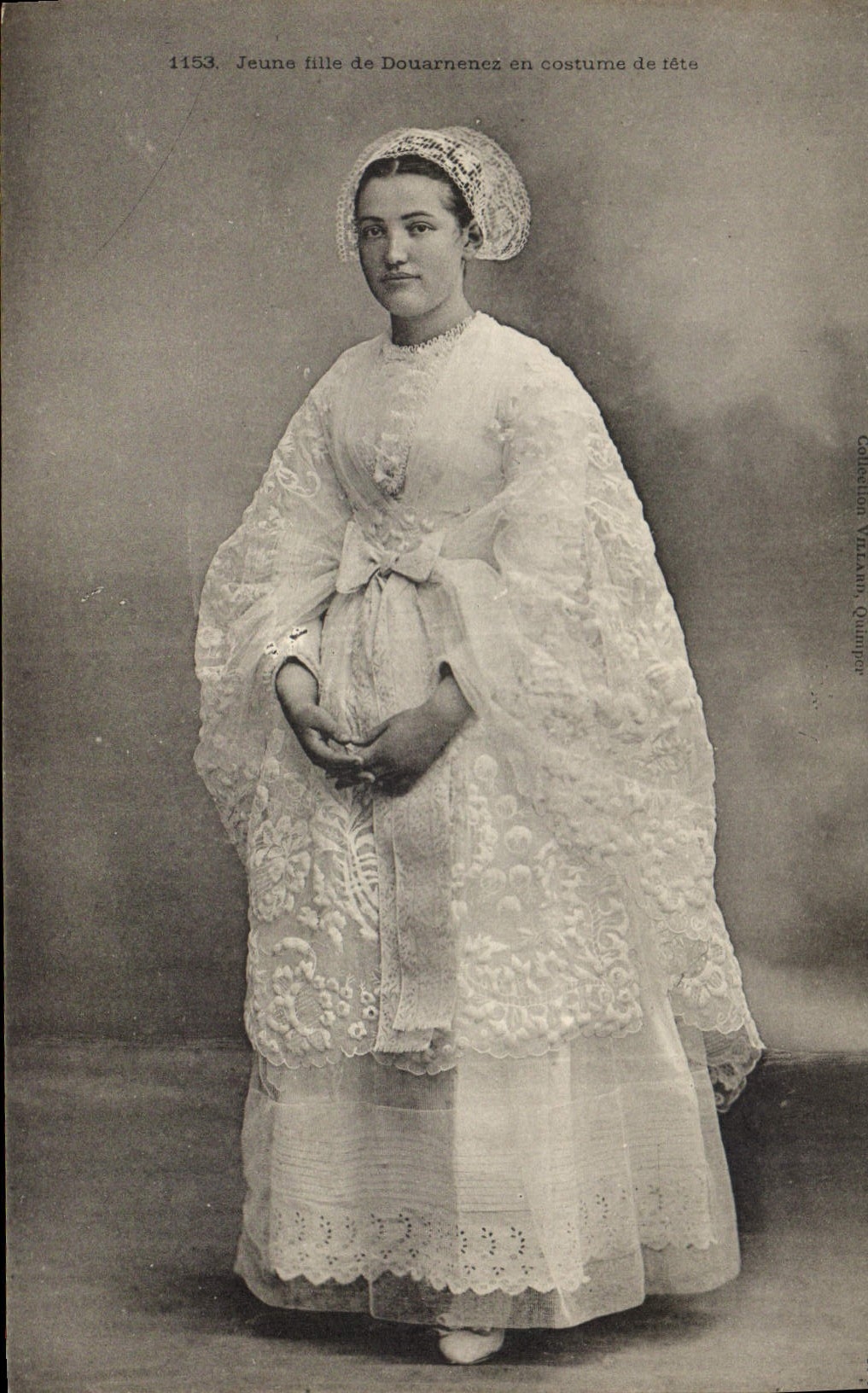 CPA Folklore Jeune fille de Douarnenez en costume de fete 